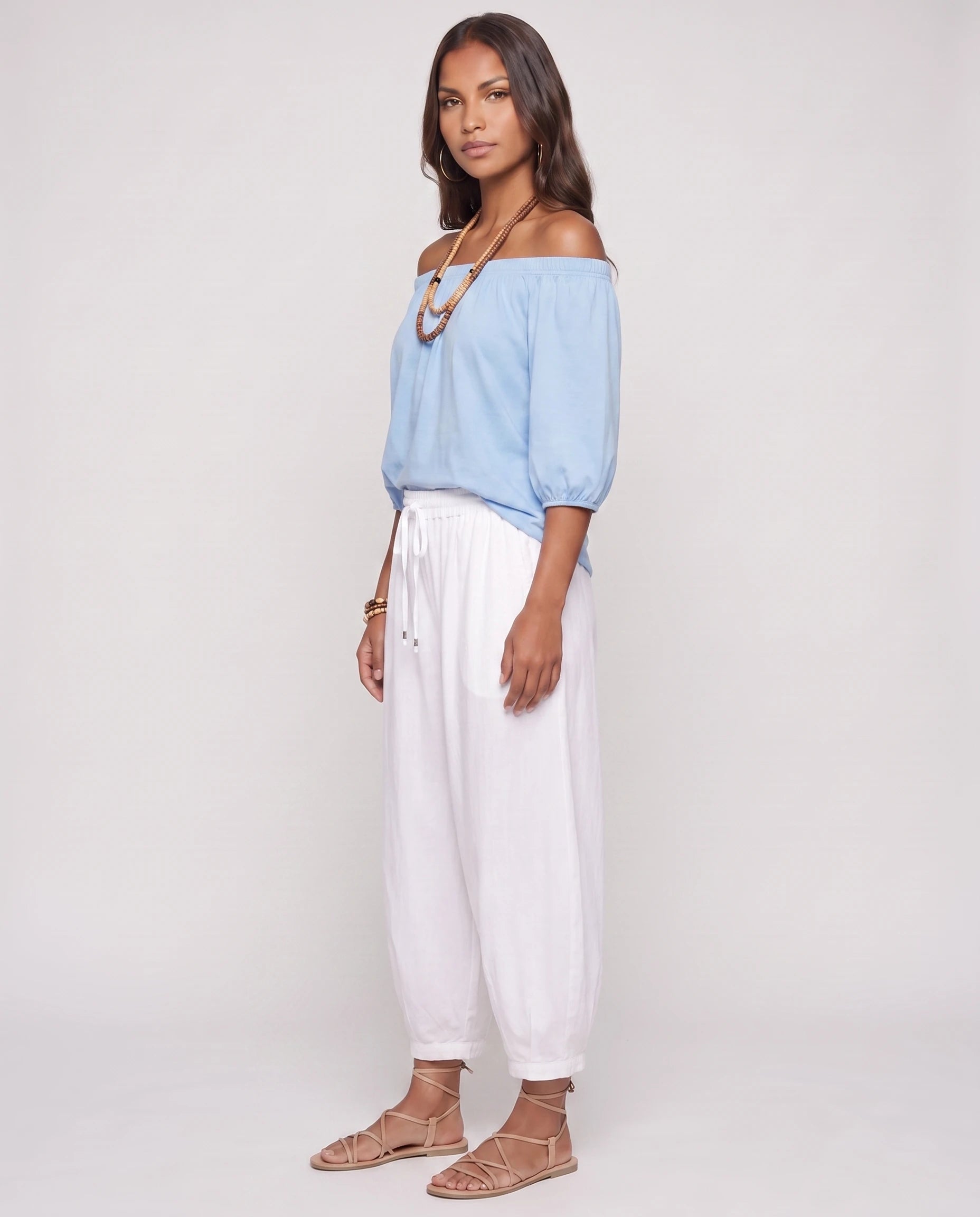 Ensemble epaules denudees et pantalon sarouel Bleu Ciel vue trois-quarts studio - Lorene | Zolena