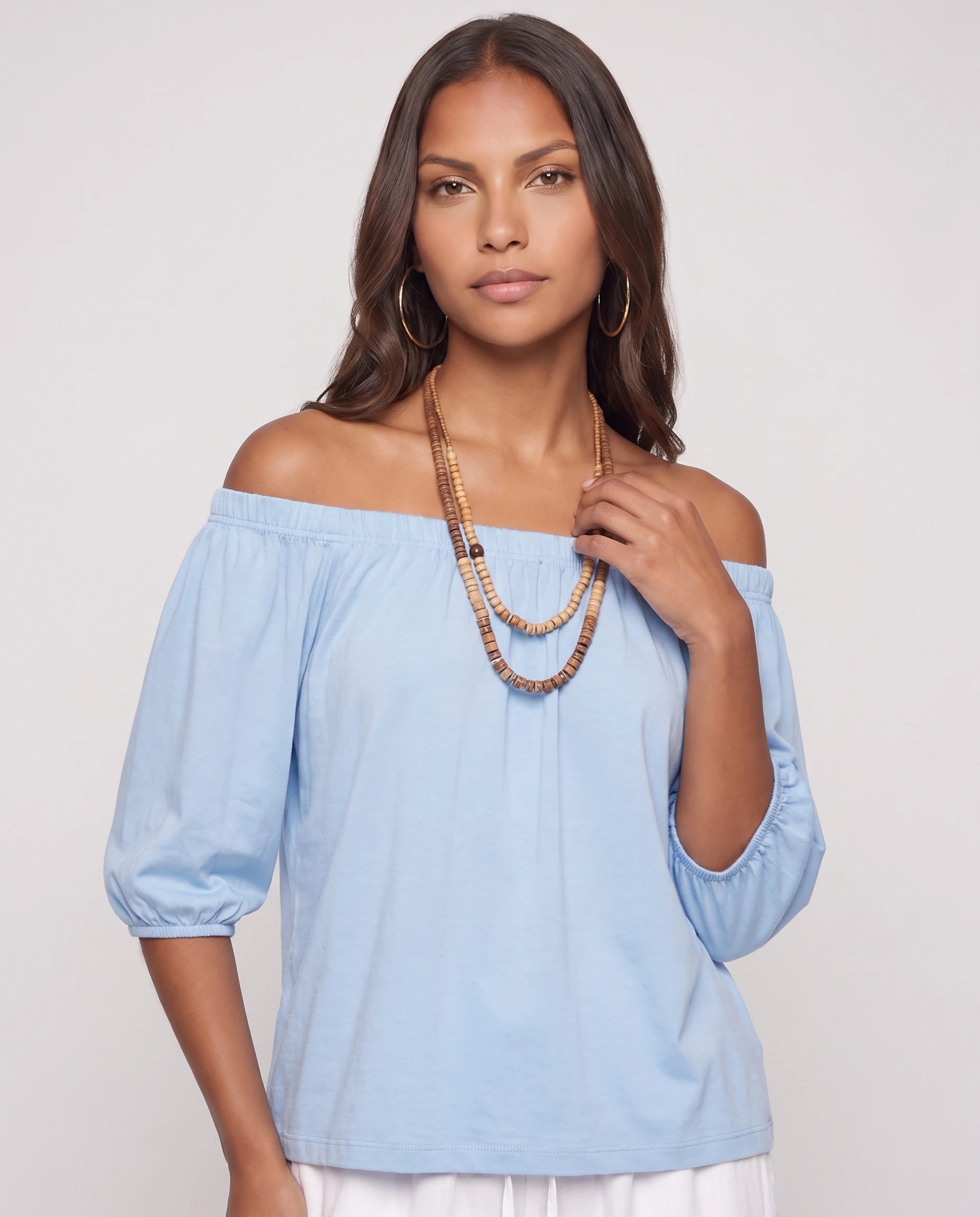 Ensemble epaules denudees et pantalon sarouel Bleu Ciel gros plan encolure epaules denudees studio - Lorene | Zolena