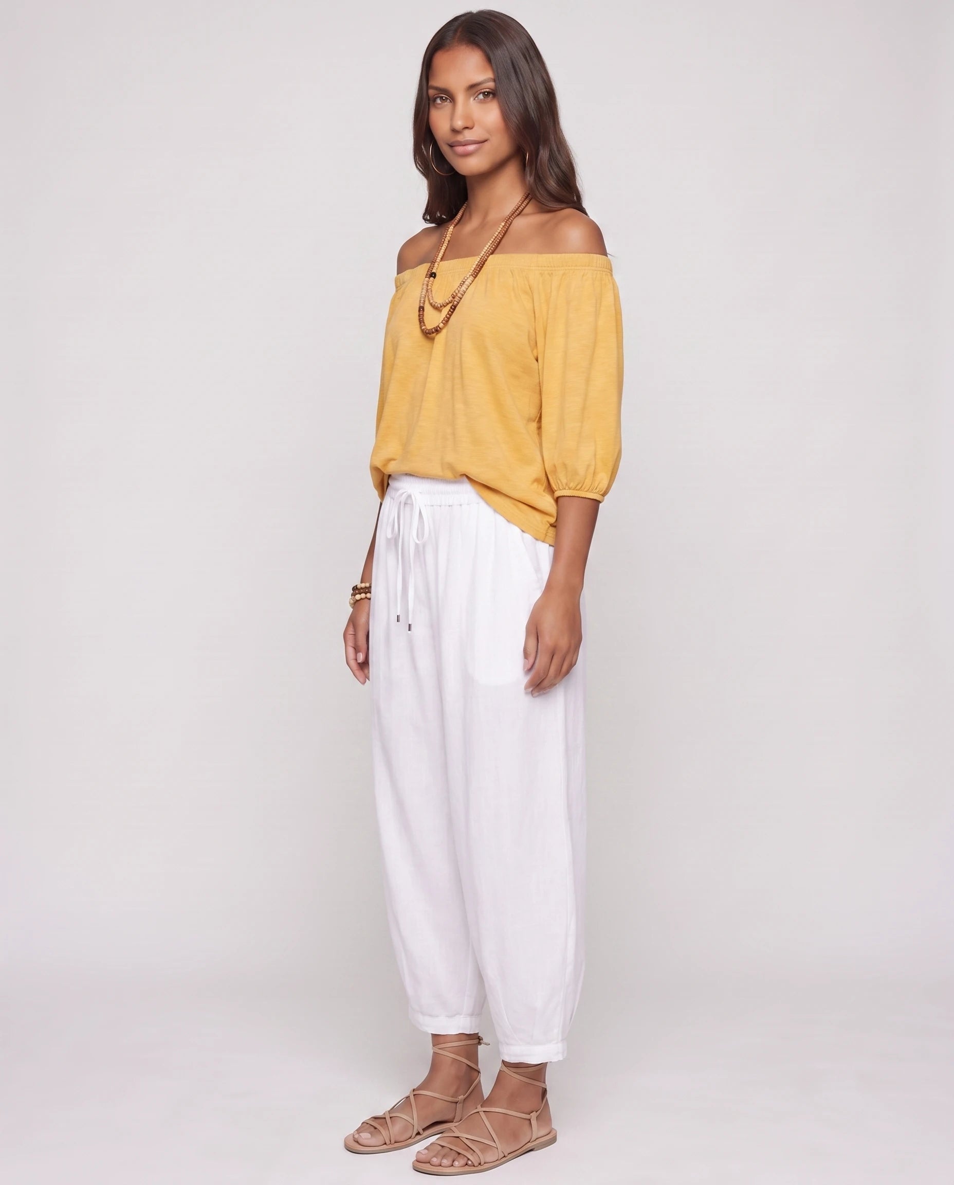 Ensemble epaules denudees et pantalon sarouel Jaune vue trois-quarts studio - Lorene | Zolena