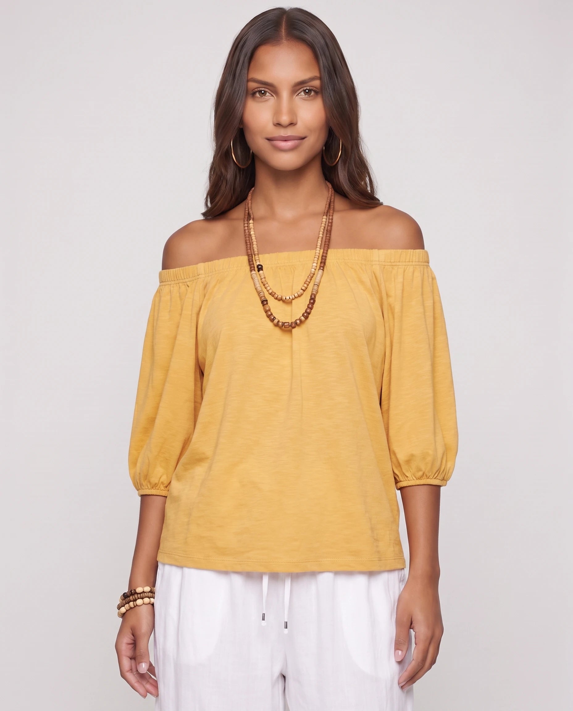 Ensemble epaules denudees et pantalon sarouel Jaune gros plan encolure epaules denudees studio - Lorene | Zolena