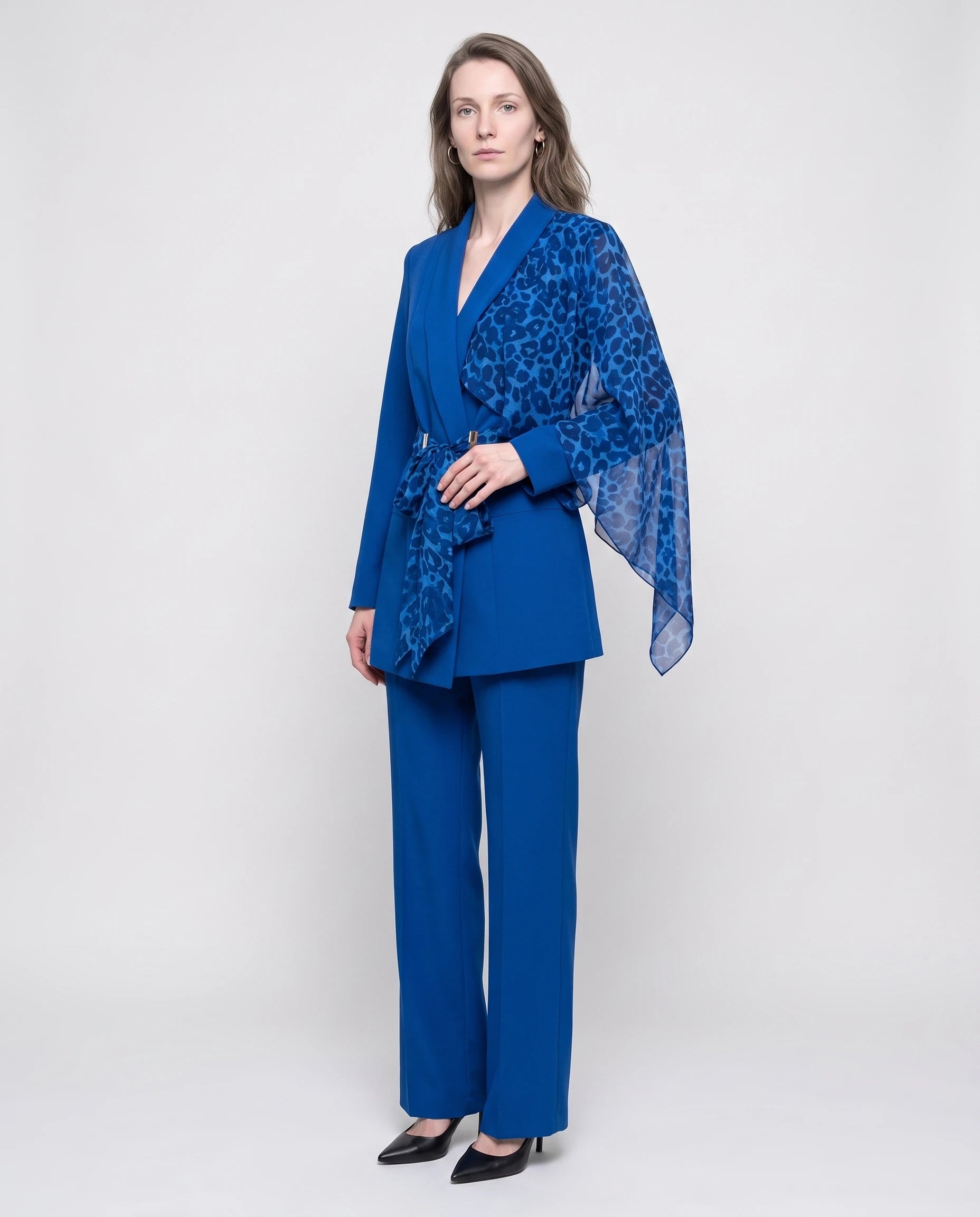 Ensemble blazer et pantalon à accent léopard Isaure — Bleu Roi — vue face studio