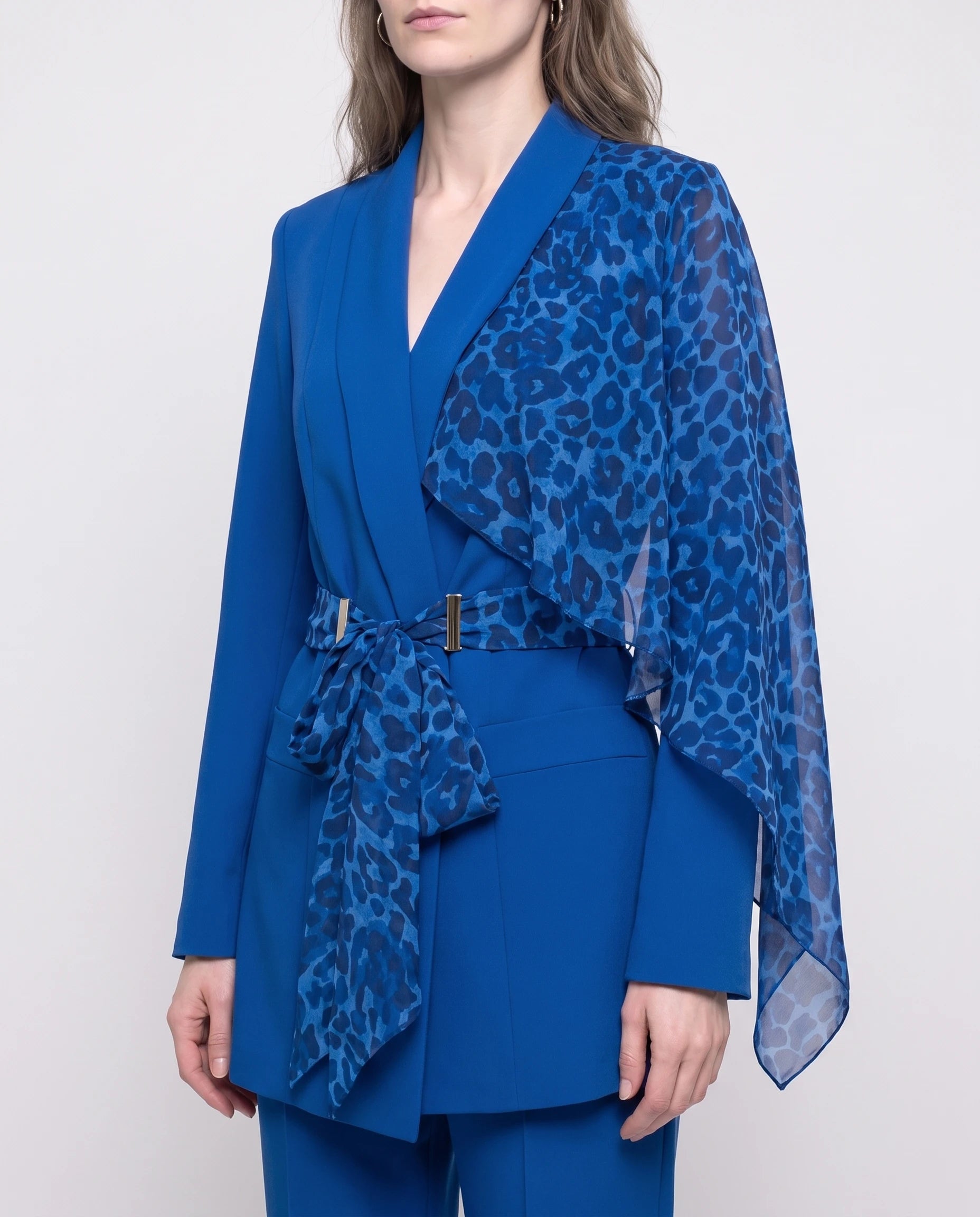Ensemble blazer et pantalon à accent léopard Isaure — Bleu Roi — détail ceinture léopard