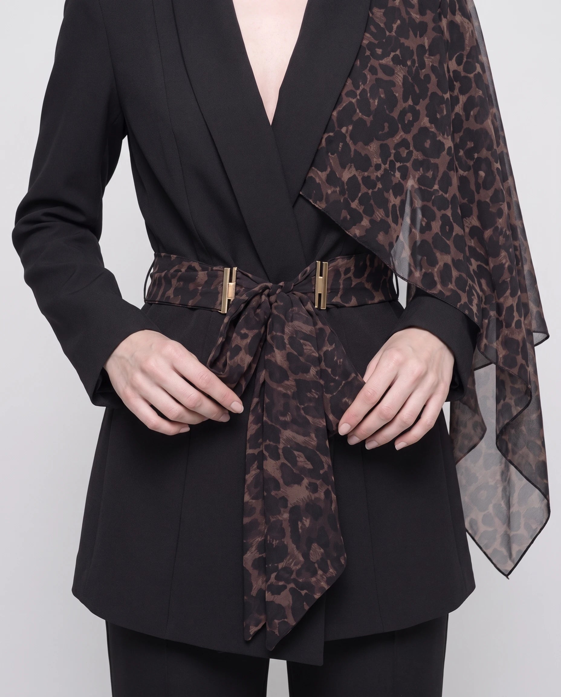 Ensemble blazer et pantalon à accent léopard Isaure — Noir — détail ceinture léopard