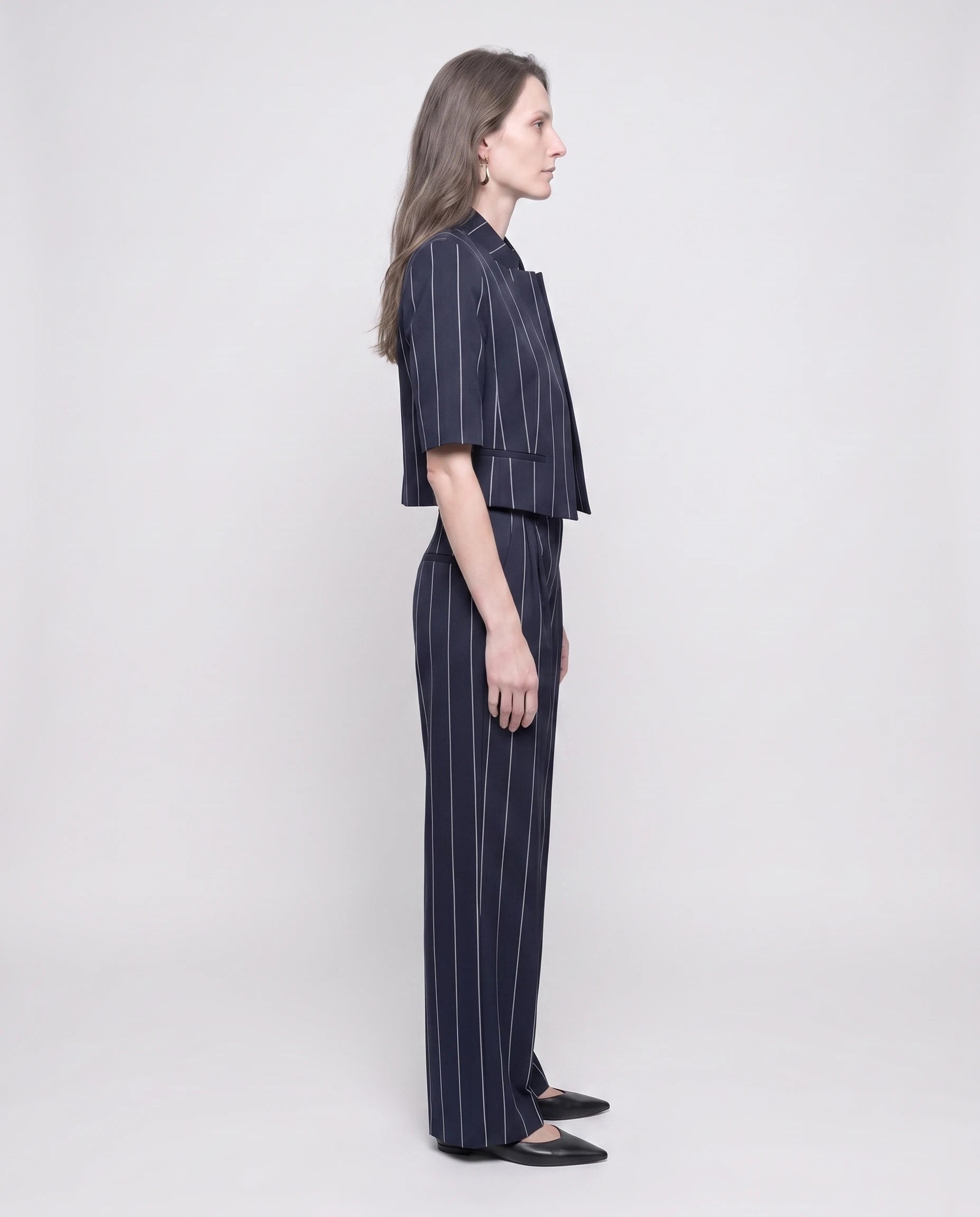 Ensemble blazer court et pantalon large raye Bleu Marine vue de profil studio - Roseline | Zolena