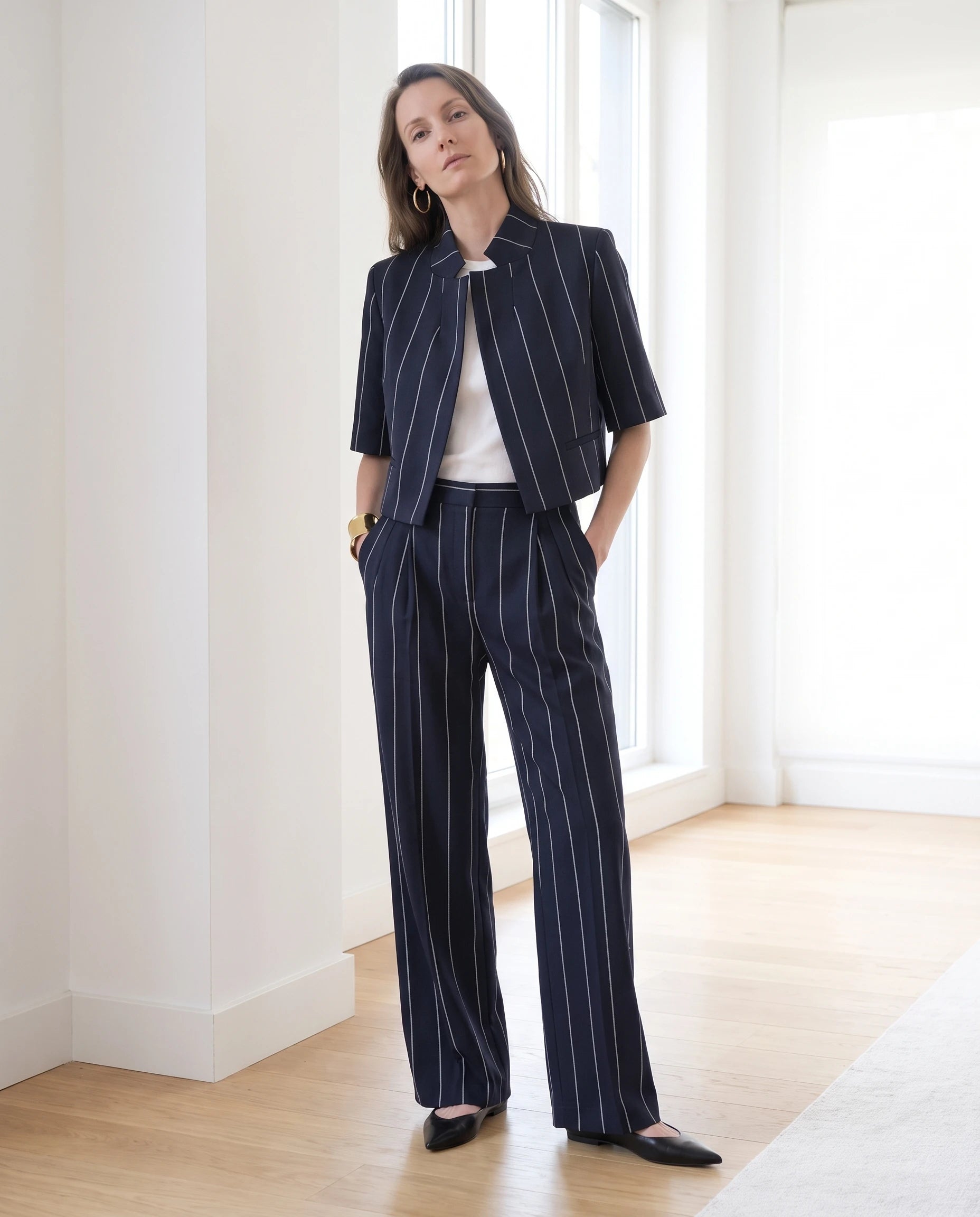 Ensemble blazer court et pantalon large raye Bleu Marine porté dans un intérieur lumineux - Roseline | Zolena