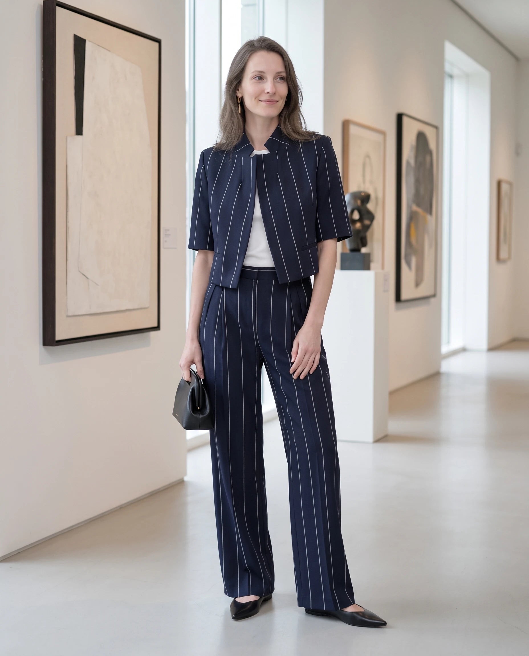 Ensemble blazer court et pantalon large raye Bleu Marine porté dans une galerie d art - Roseline | Zolena