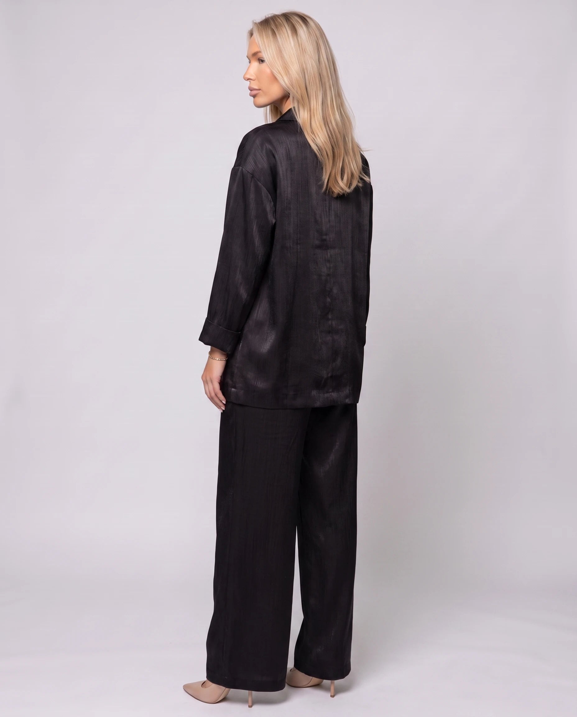 Ensemble tailleur en satin froissé noir, vue de dos studio