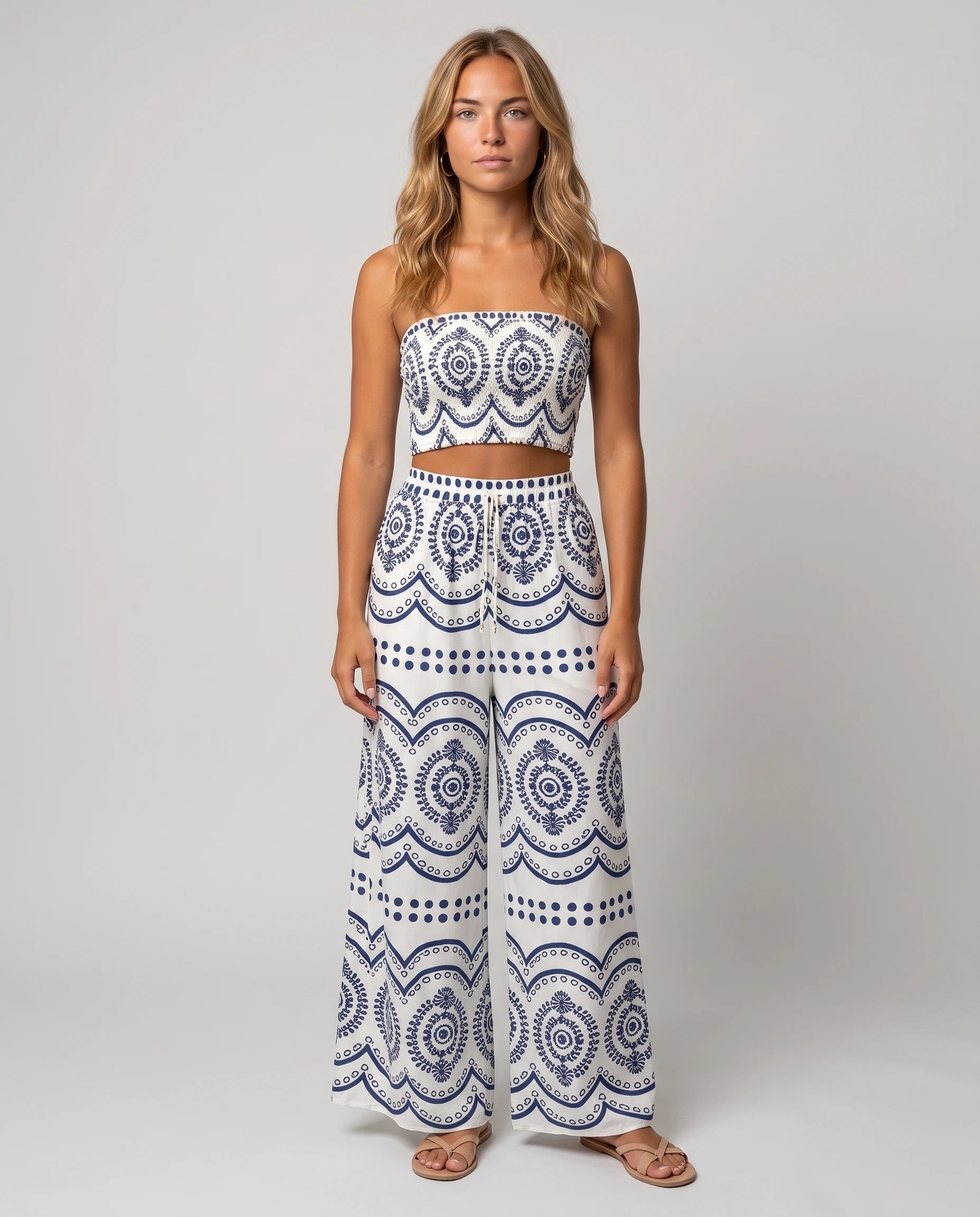 Ensemble bandeau et pantalon large imprimé Cléophée bleu marine, vue de face en studio