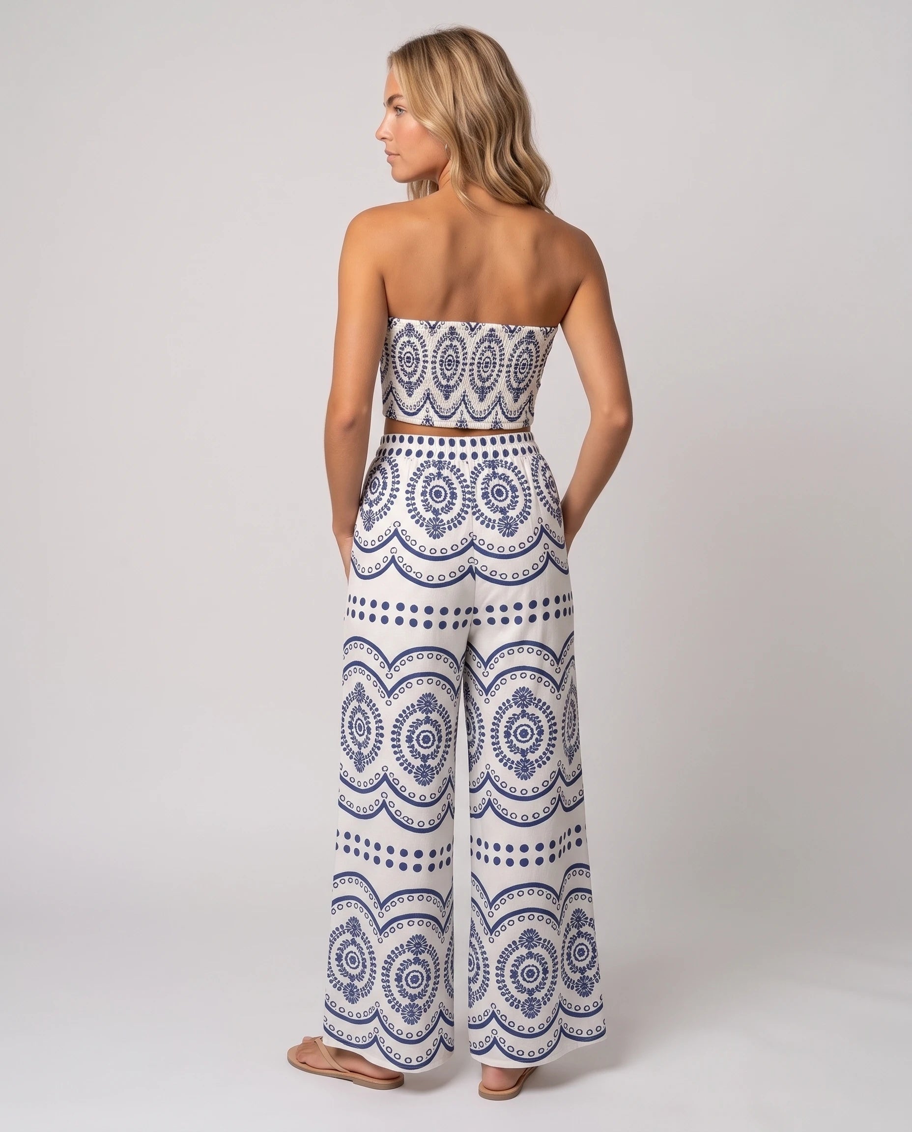 Ensemble bandeau et pantalon large imprimé Cléophée bleu marine, vue de dos, dos smocké
