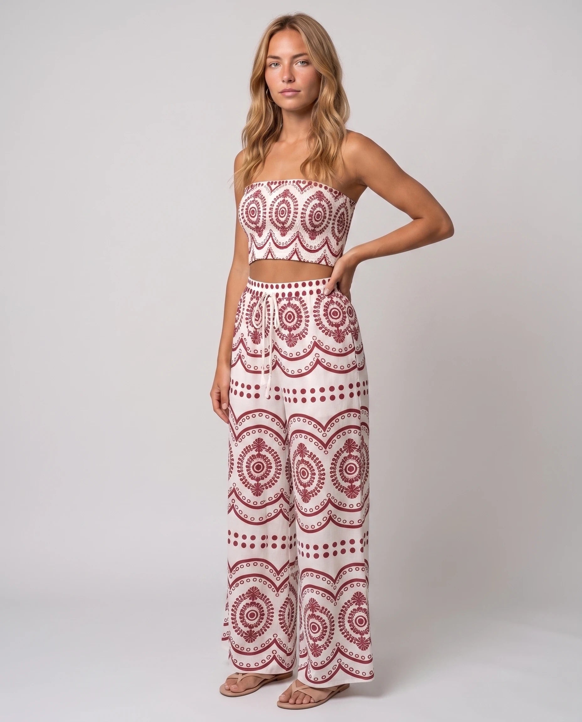 Ensemble bandeau et pantalon large imprimé Cléophée bordeaux, vue de trois quarts en studio