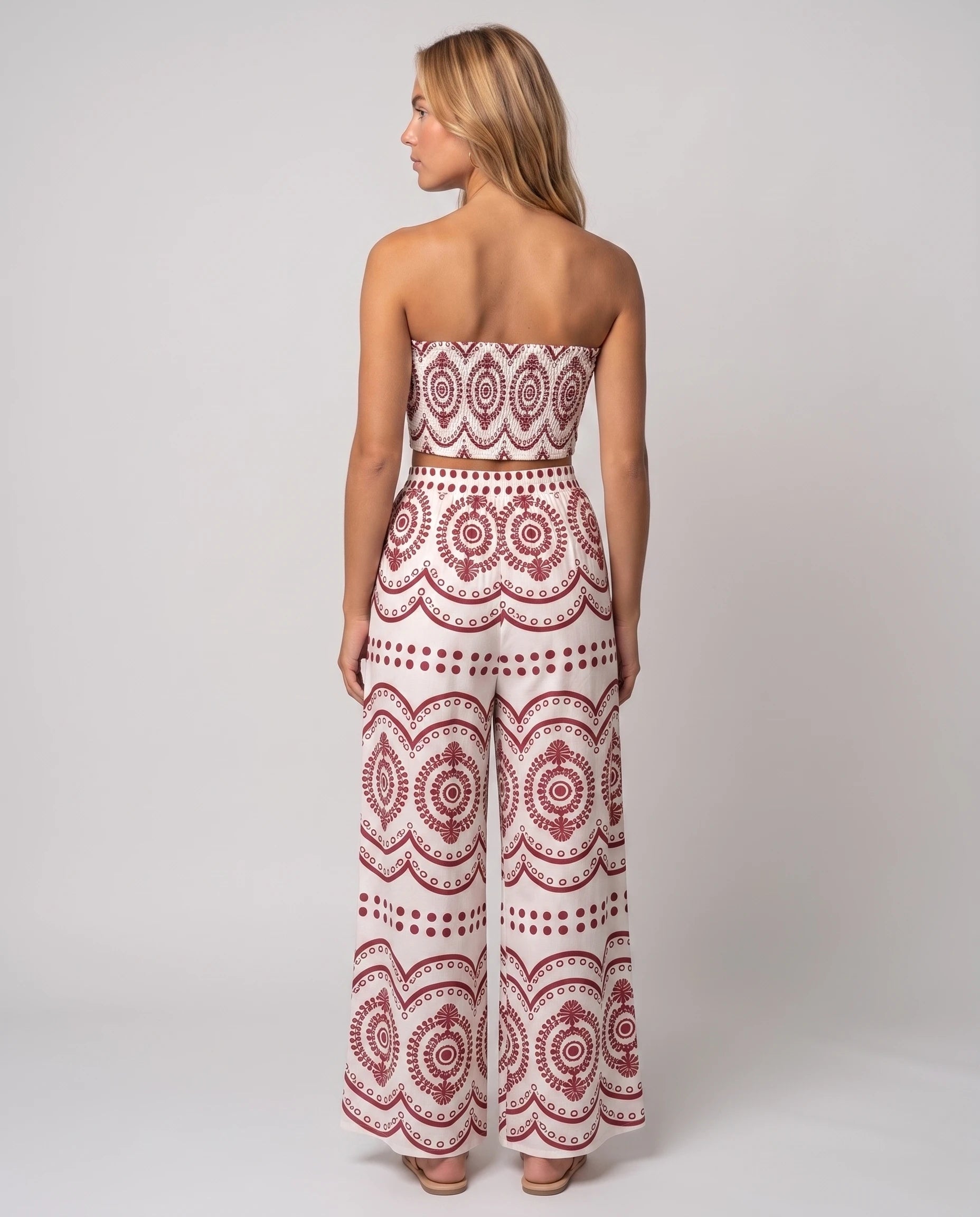Ensemble bandeau et pantalon large imprimé Cléophée bordeaux, vue de dos, dos smocké