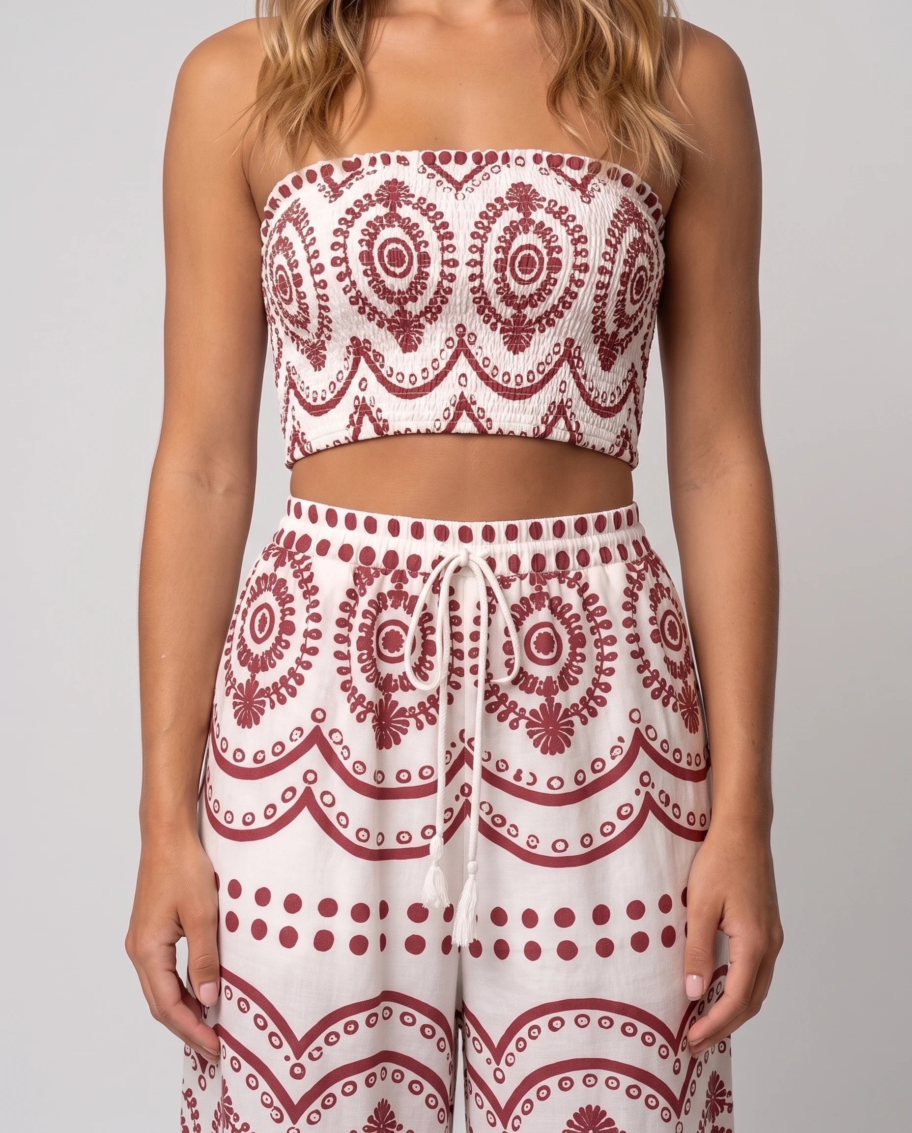 Ensemble bandeau et pantalon large imprimé Cléophée bordeaux, détail de l'imprimé bohème et de la taille