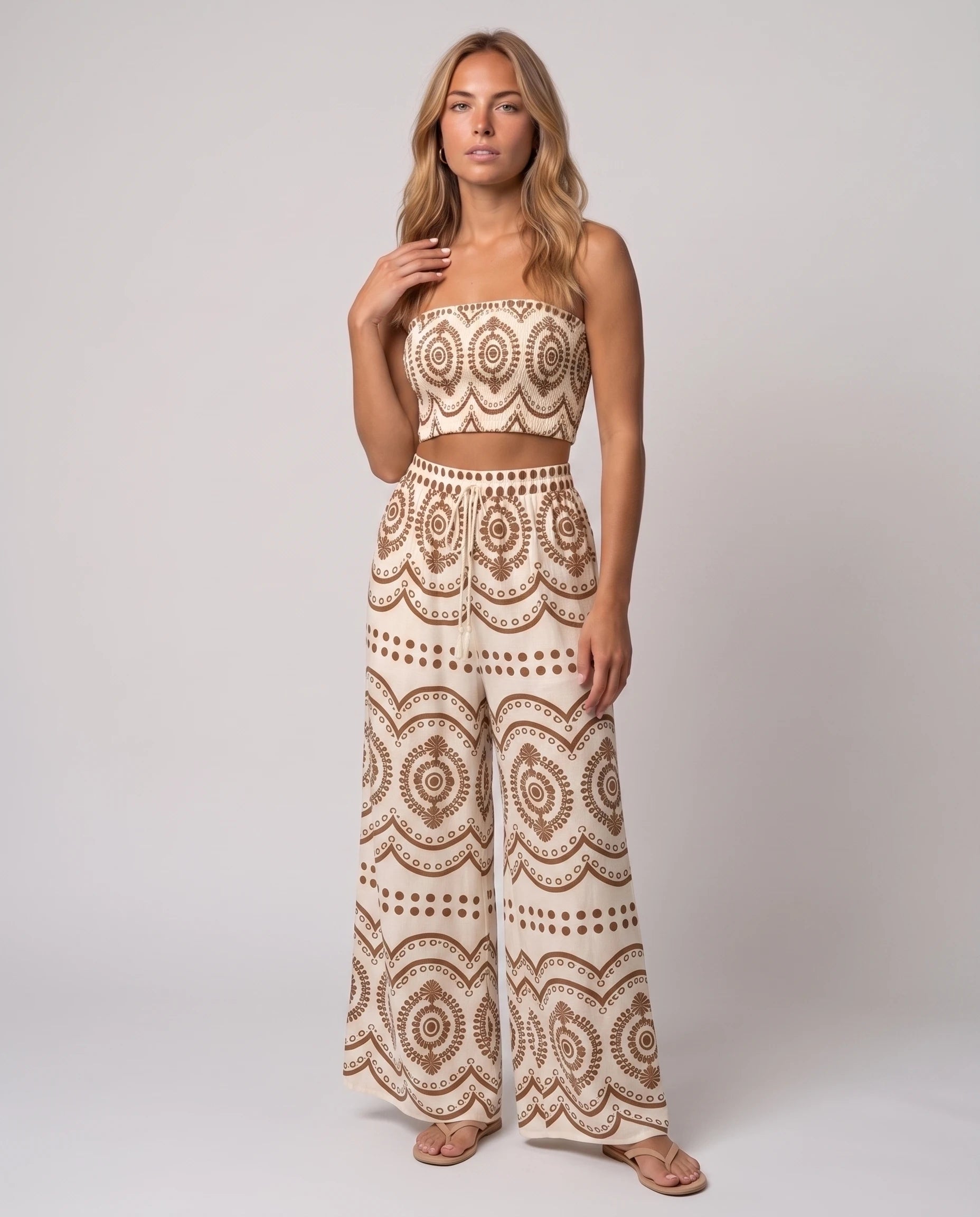 Ensemble bandeau et pantalon large imprimé Cléophée camel, vue de trois quarts en studio