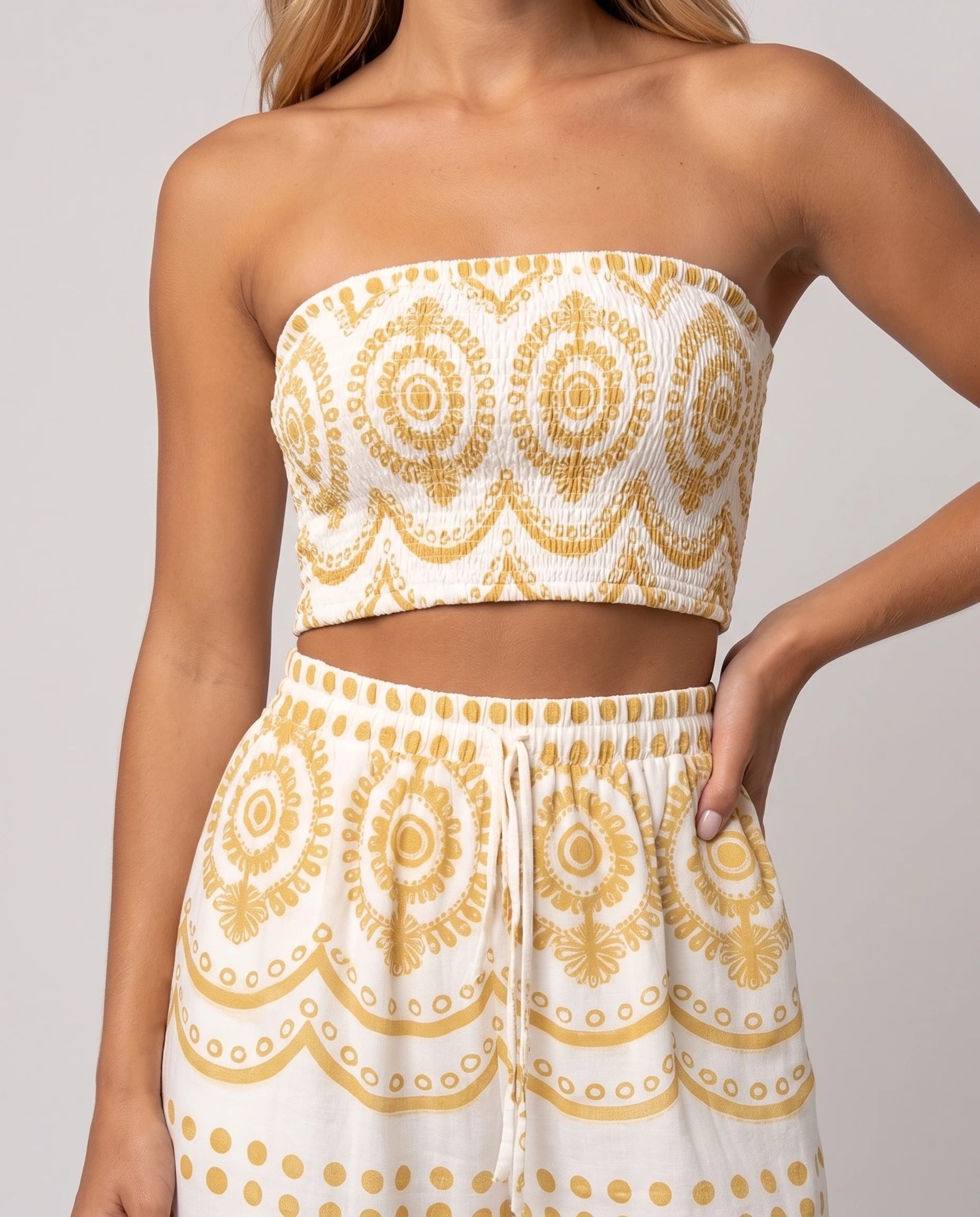 Ensemble bandeau et pantalon large imprimé Cléophée jaune, détail de l'imprimé bohème et de la taille