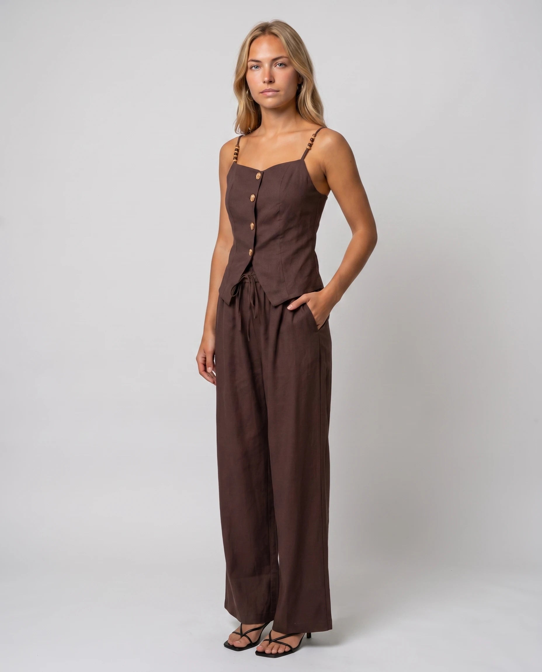 Ensemble caraco boutonné et pantalon large Isabeau — Chocolat — vue studio pose