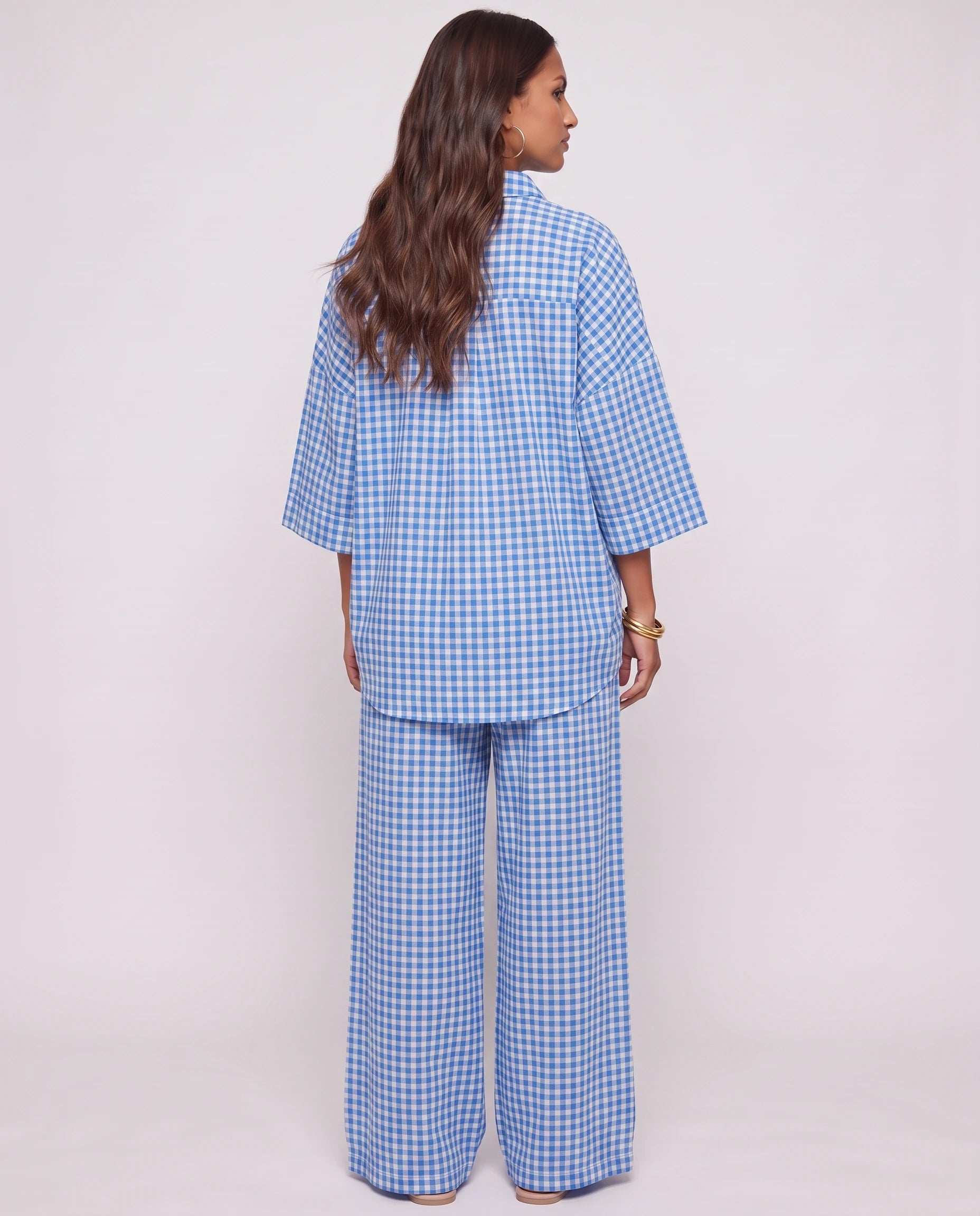 Ensemble chemise oversize et pantalon a carreaux Bleu Ciel vue de dos studio - Cyrielle | Zolena