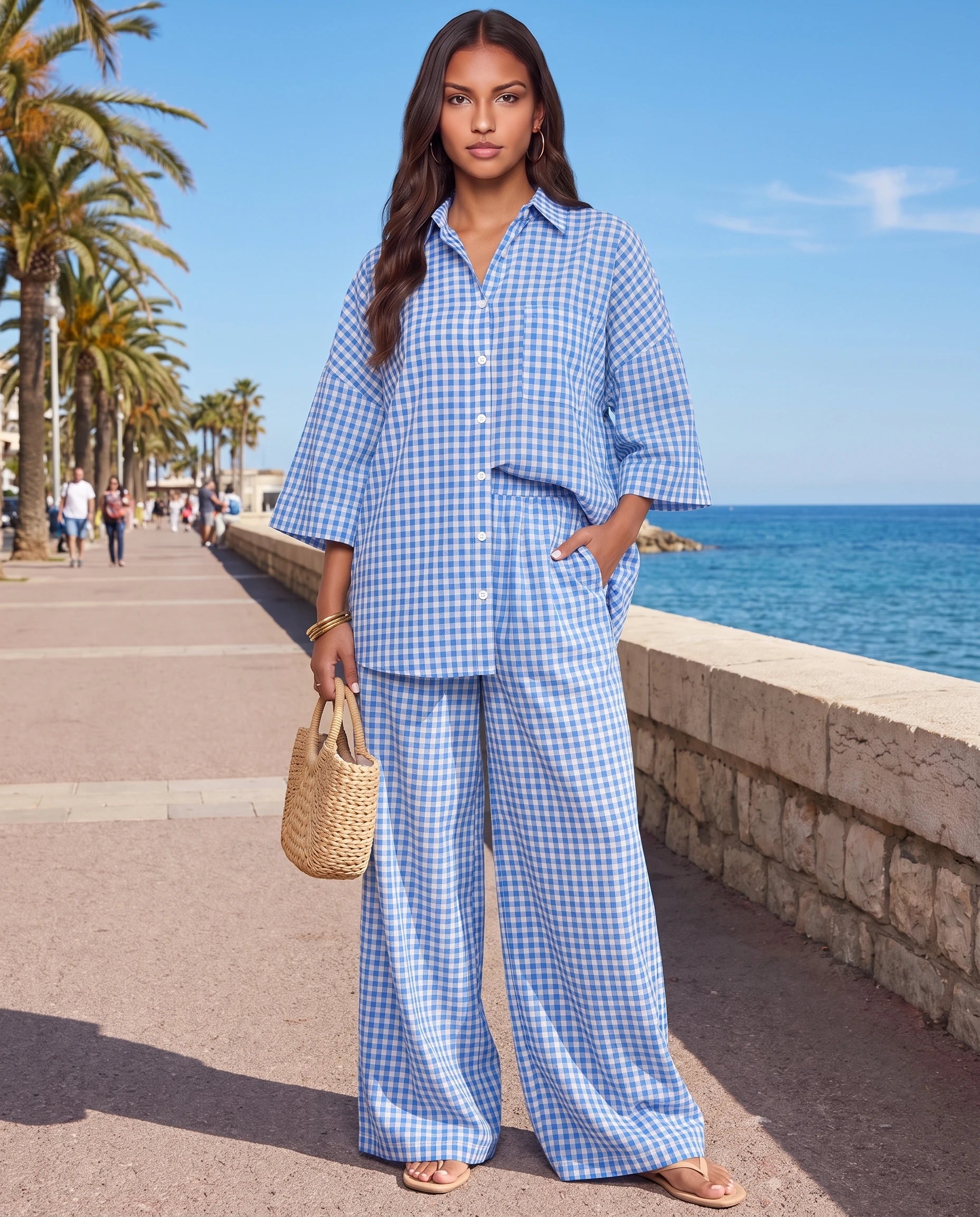 Ensemble chemise oversize et pantalon a carreaux Bleu Ciel porté sur une promenade en bord de mer - Cyrielle | Zolena