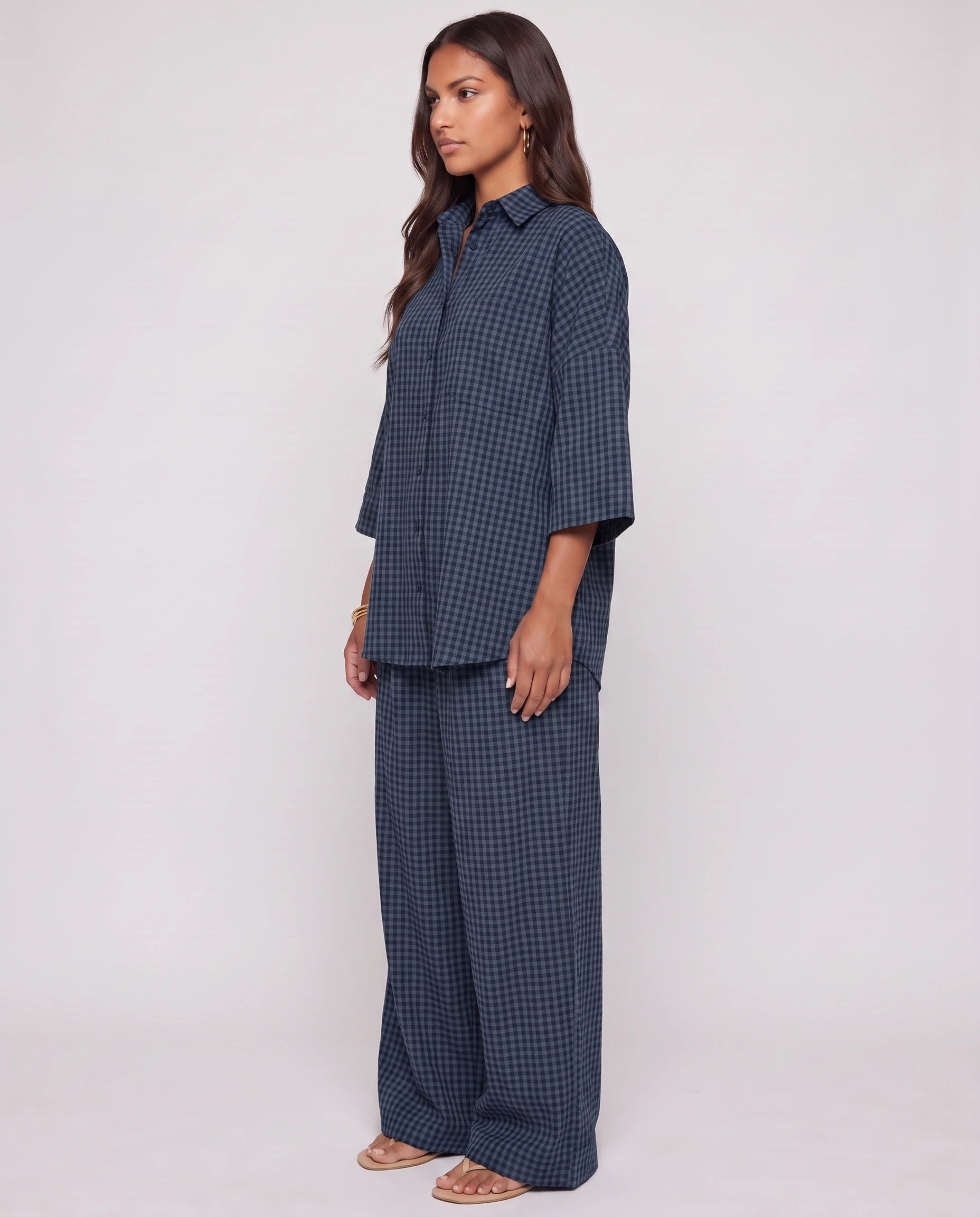 Ensemble chemise oversize et pantalon a carreaux Bleu Marine vue de profil studio - Cyrielle | Zolena