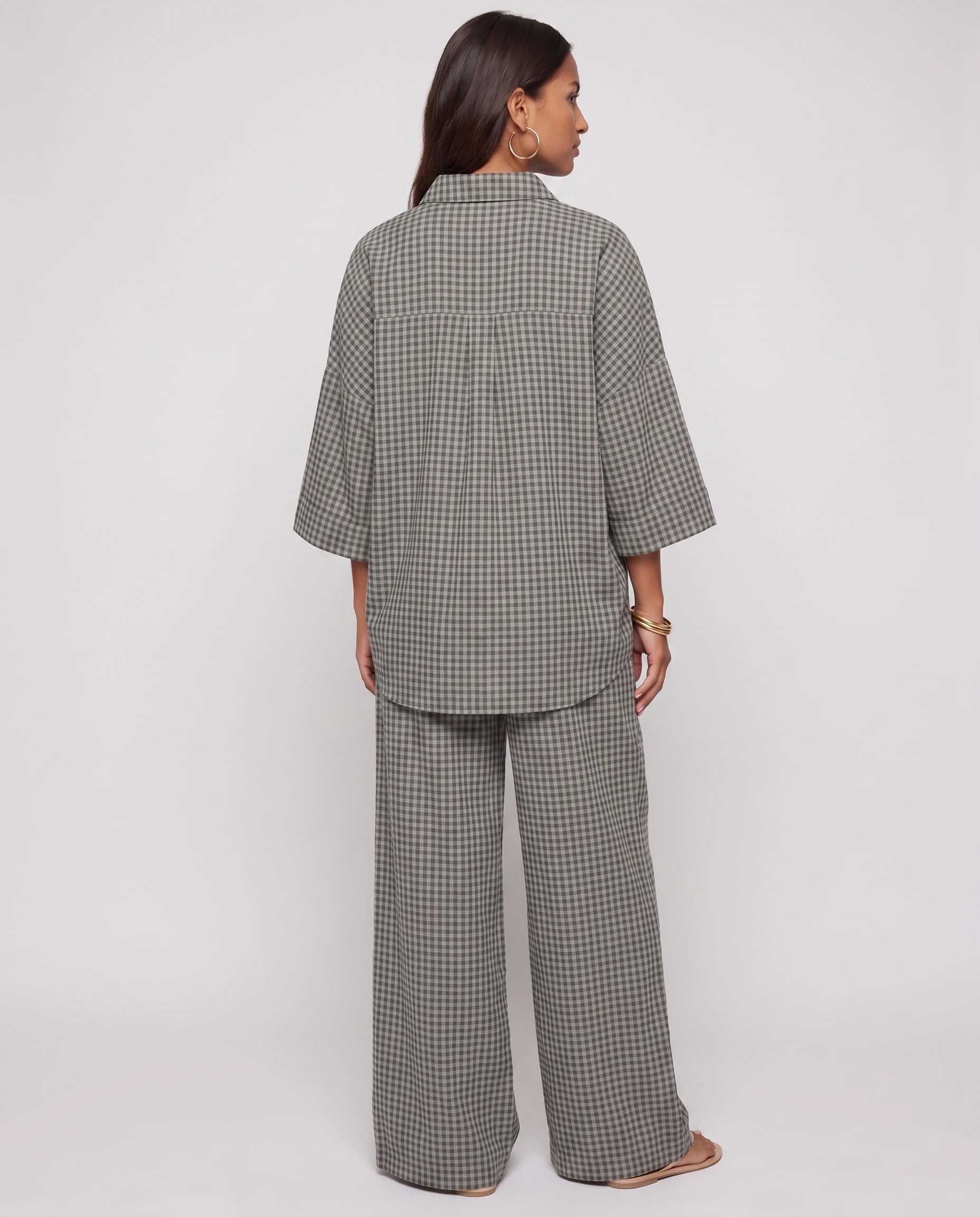 Ensemble chemise oversize et pantalon a carreaux Gris Vert vue de dos studio - Cyrielle | Zolena