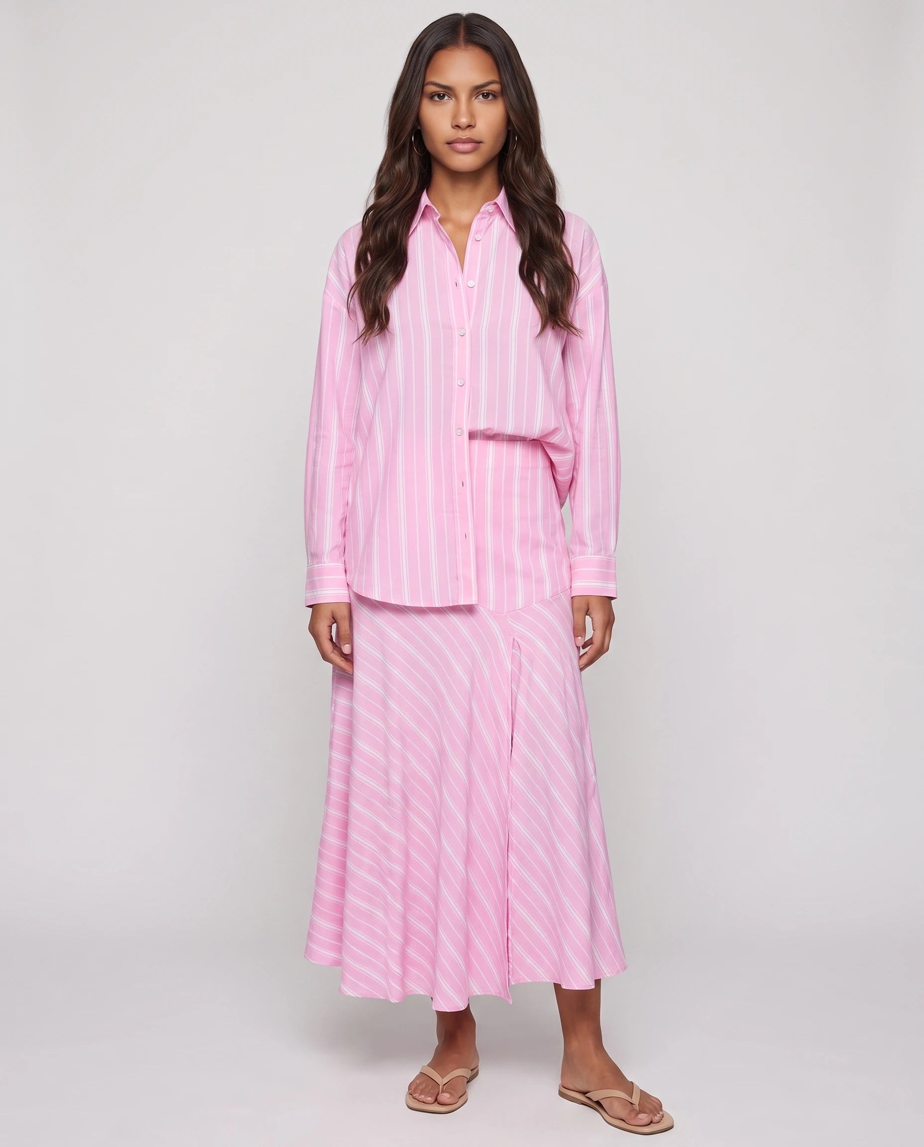 Ensemble chemise rayée et jupe midi rose Colombine — vue de face studio