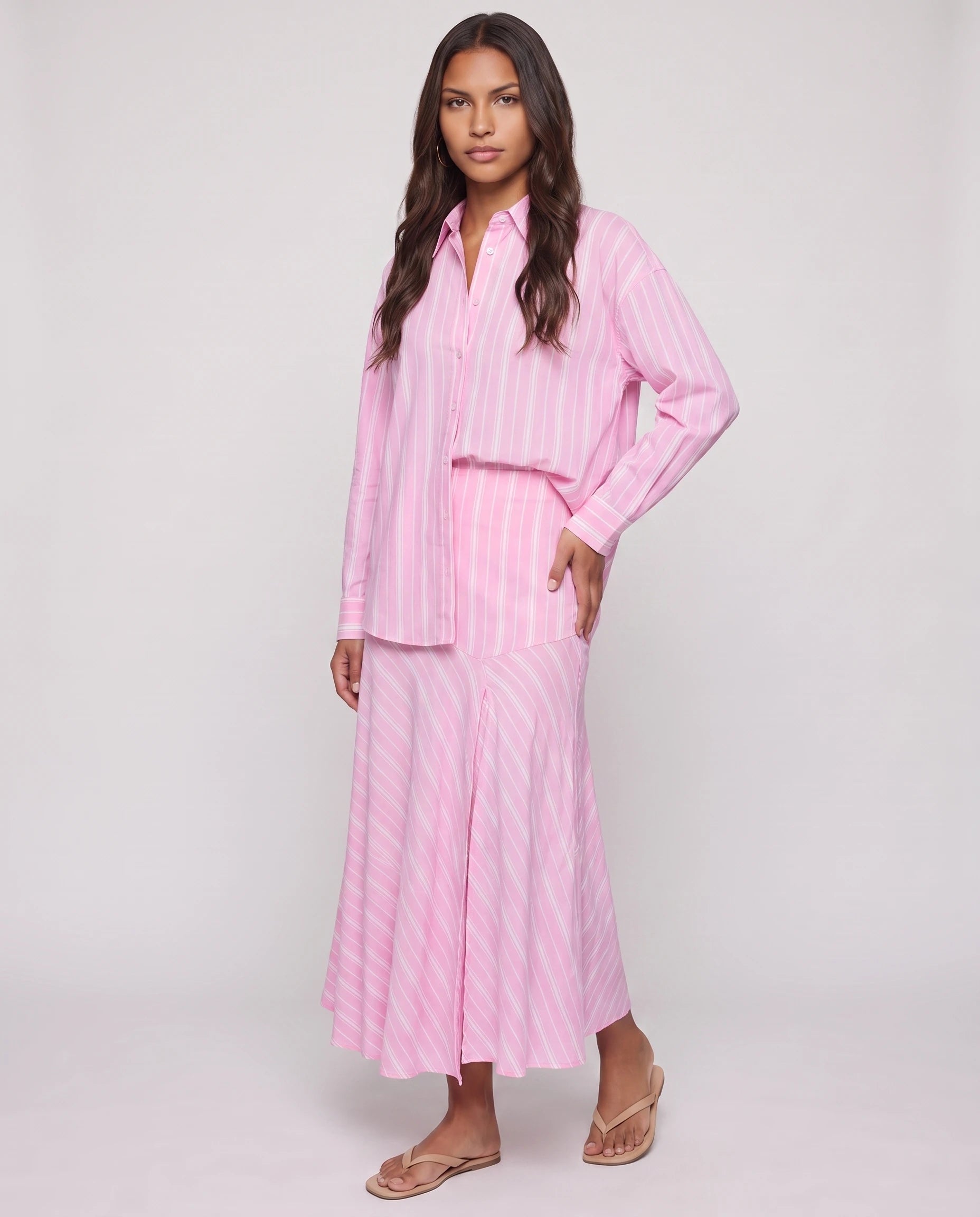 Ensemble chemise rayée et jupe midi rose Colombine — vue trois quarts studio