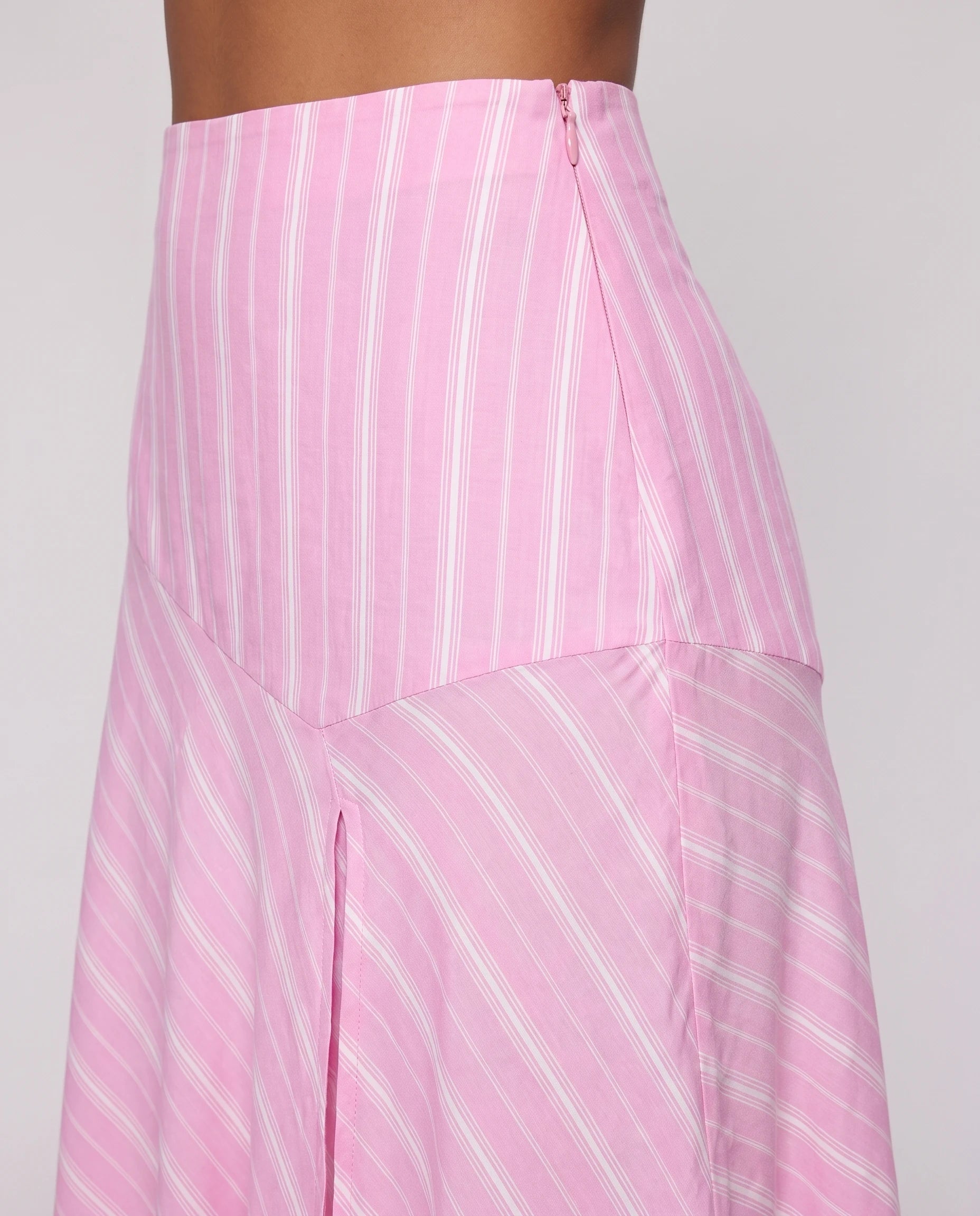 Ensemble chemise rayée et jupe midi rose Colombine — détail de la jupe et des rayures