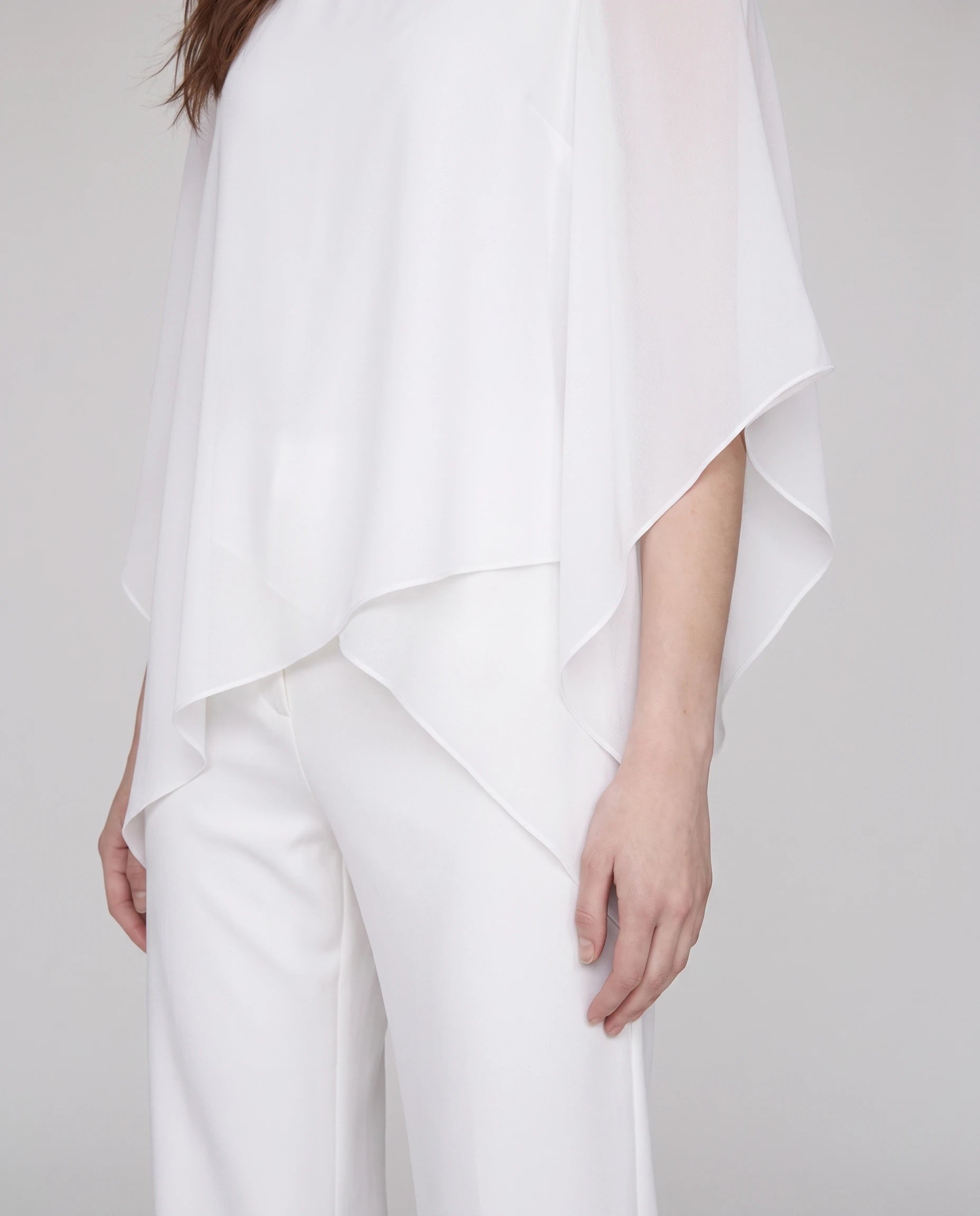 Ensemble top chiffon asymétrique et pantalon Solange — Blanc — détail chiffon épaule dénudée
