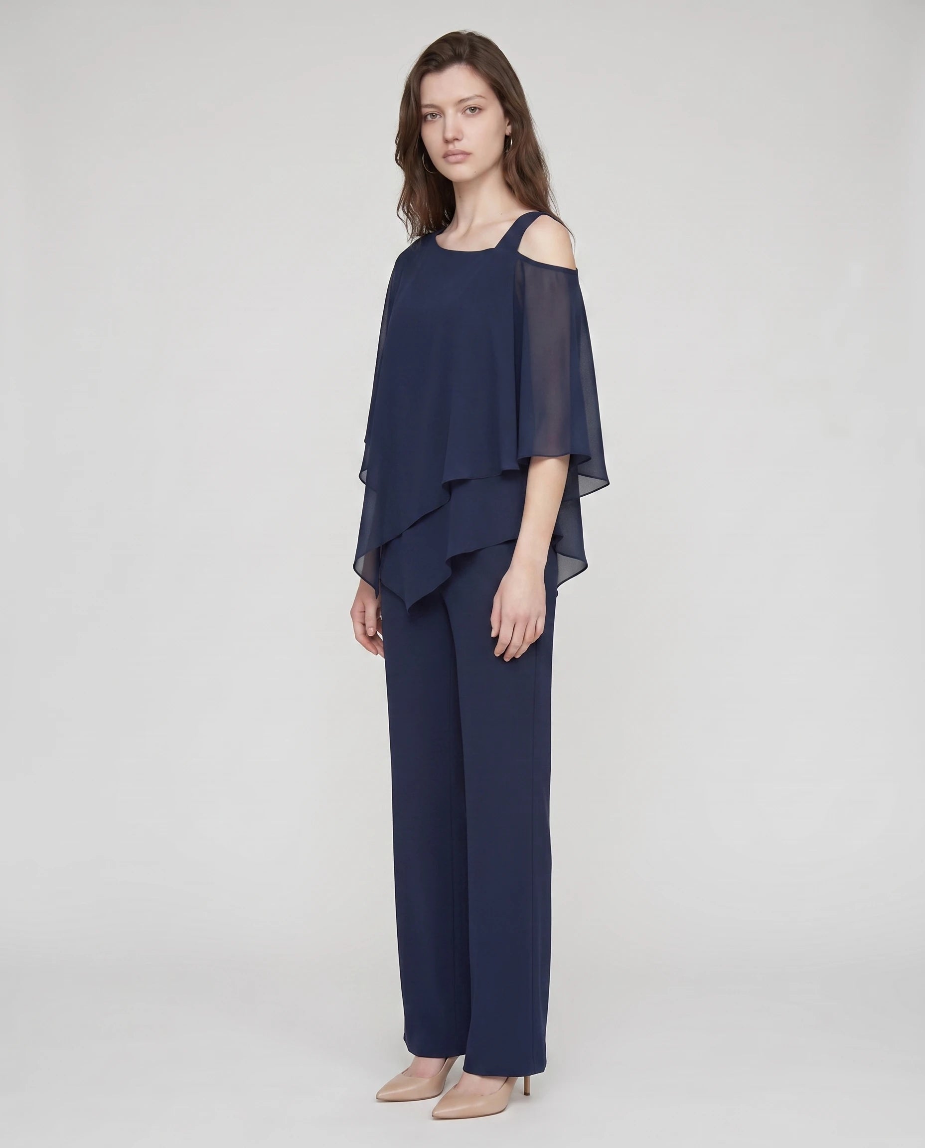 Ensemble top chiffon asymétrique et pantalon Solange — Bleu Marine — vue studio pose