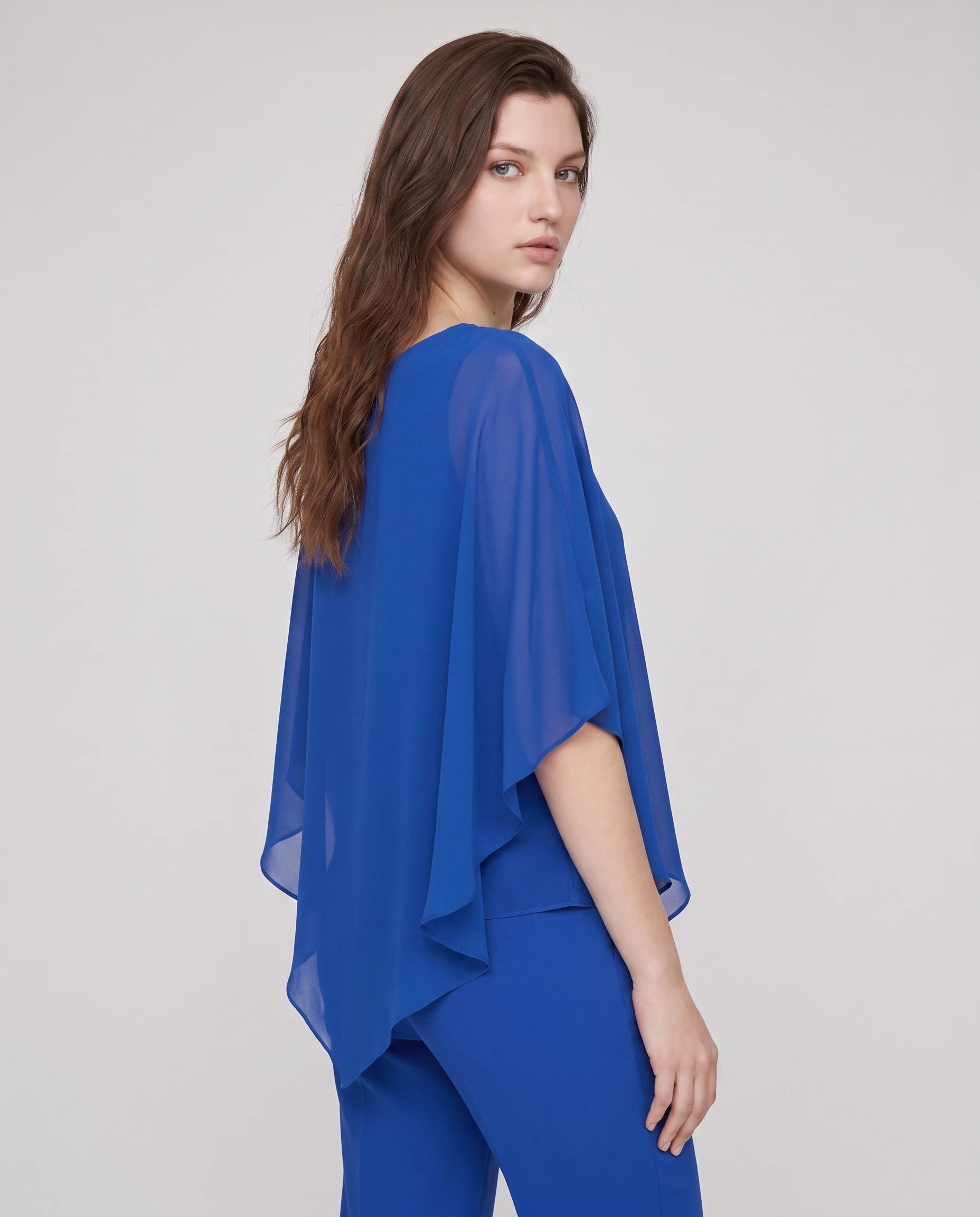 Ensemble top chiffon asymétrique et pantalon Solange — Bleu Roi — vue studio pose