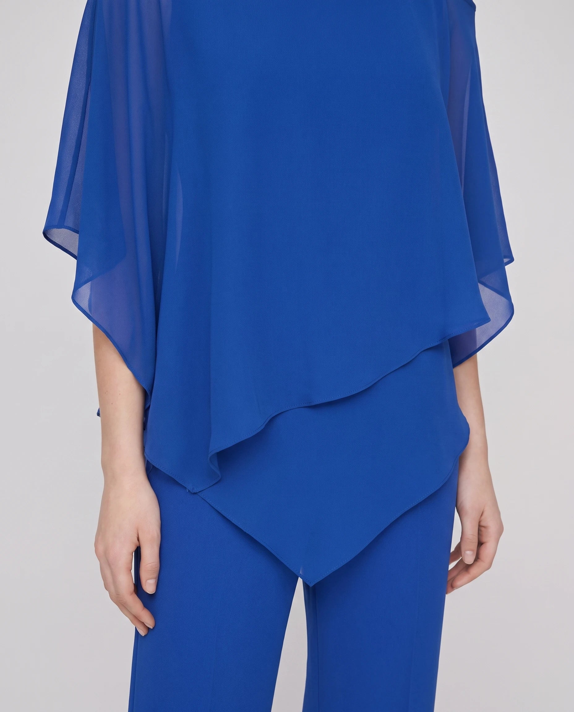 Ensemble top chiffon asymétrique et pantalon Solange — Bleu Roi — détail chiffon épaule dénudée