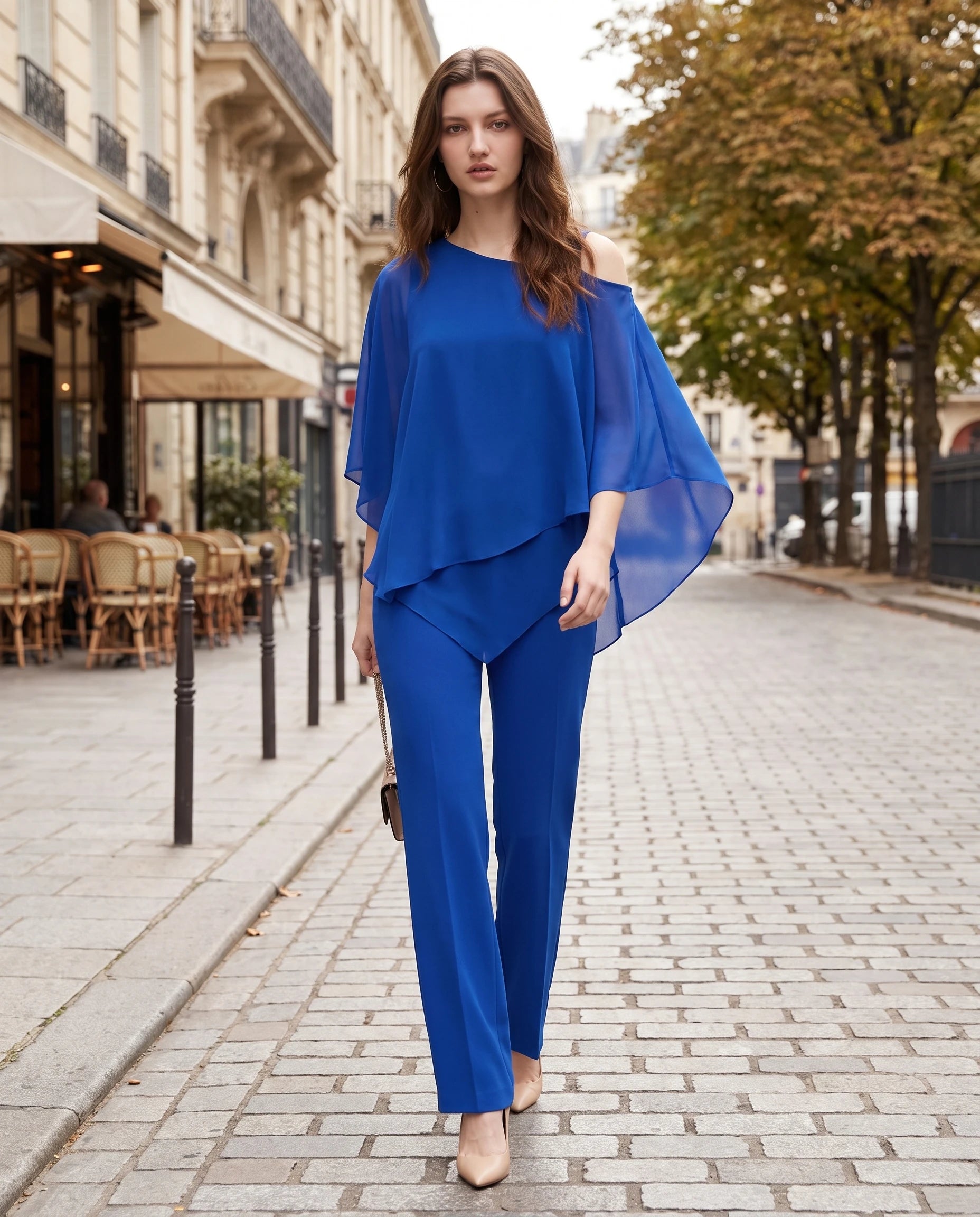 Ensemble top chiffon asymétrique et pantalon Solange — Bleu Roi — portée, lifestyle