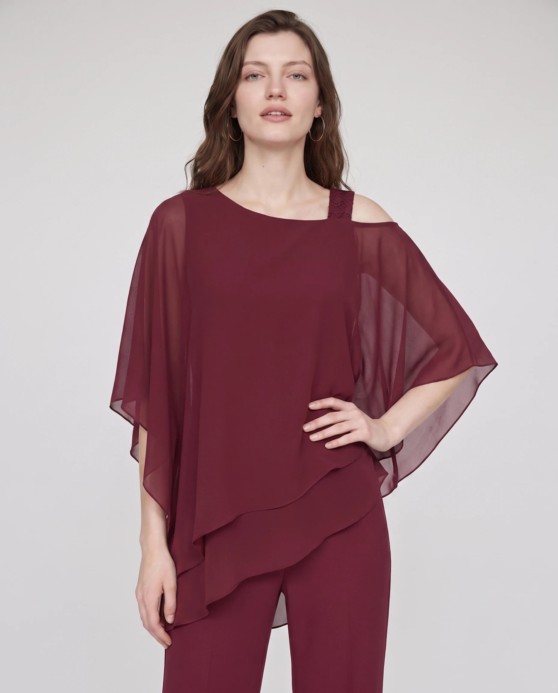Ensemble top chiffon asymétrique et pantalon Solange — Bordeaux — vue studio pose