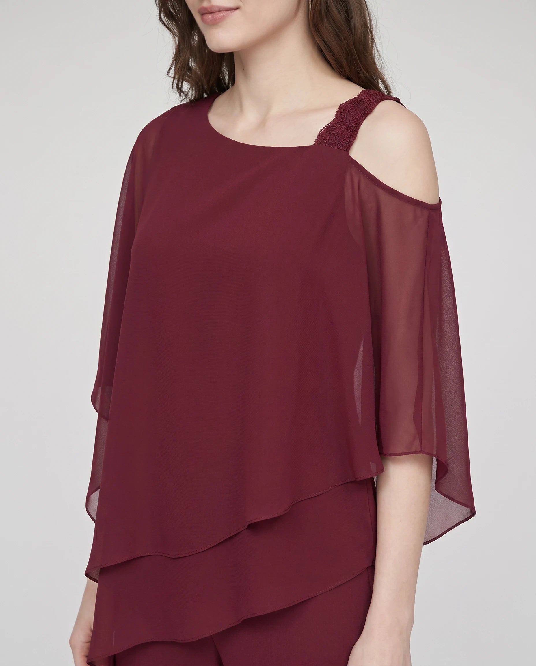 Ensemble top chiffon asymétrique et pantalon Solange — Bordeaux — détail chiffon épaule dénudée