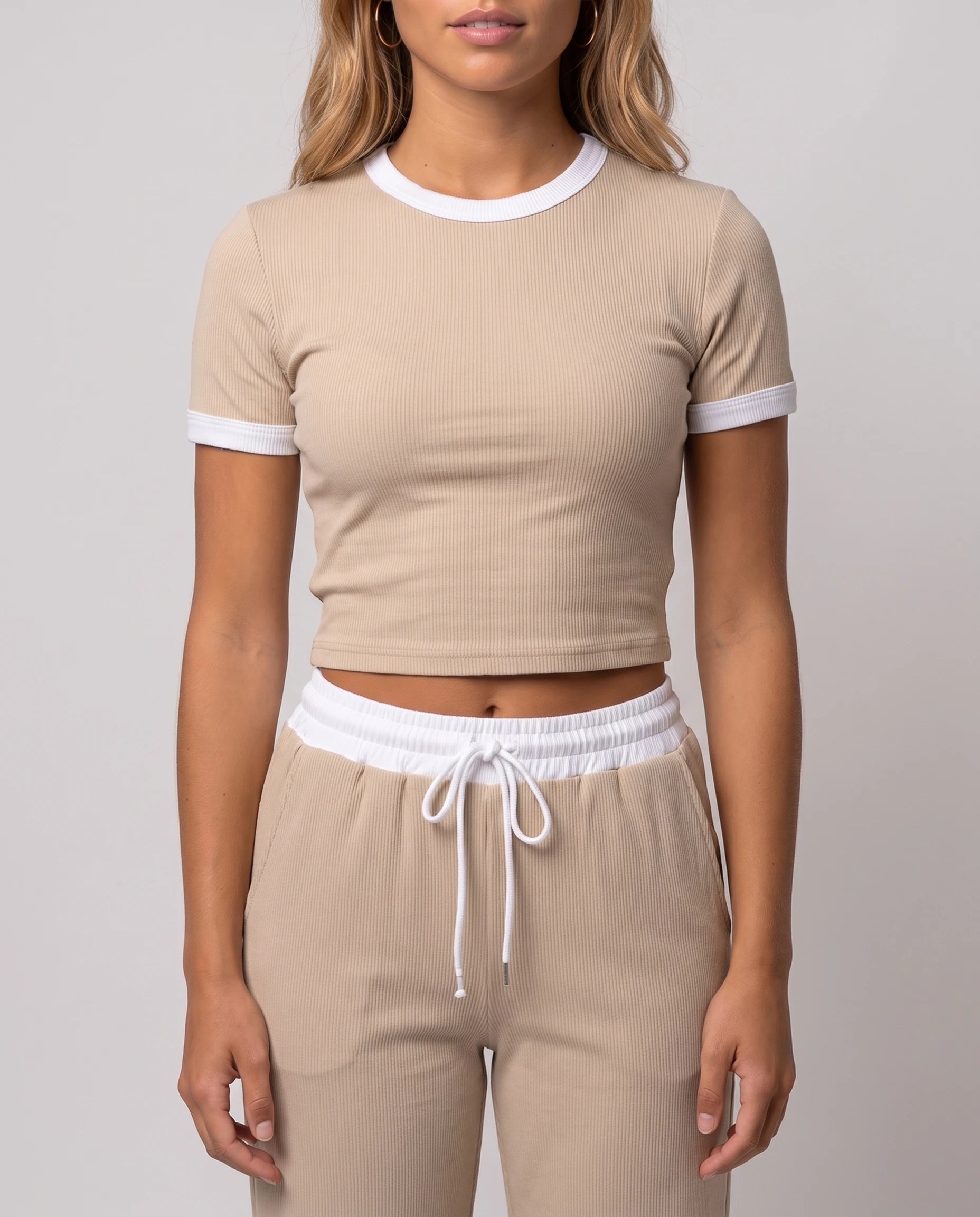 Ensemble crop top et pantalon côtelé Ludivine — Beige — détail matière côtelée