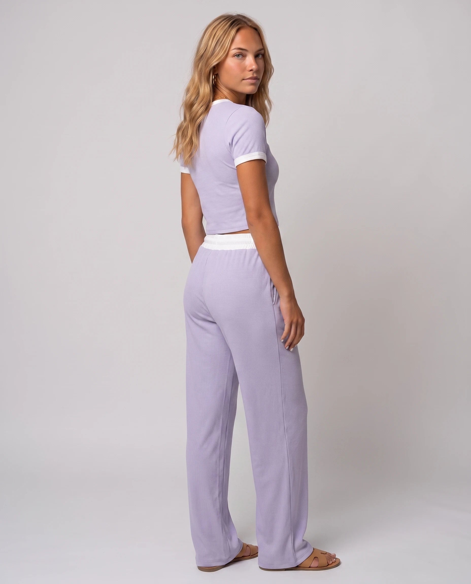 Ensemble crop top et pantalon côtelé Ludivine — Lavande — vue studio pose