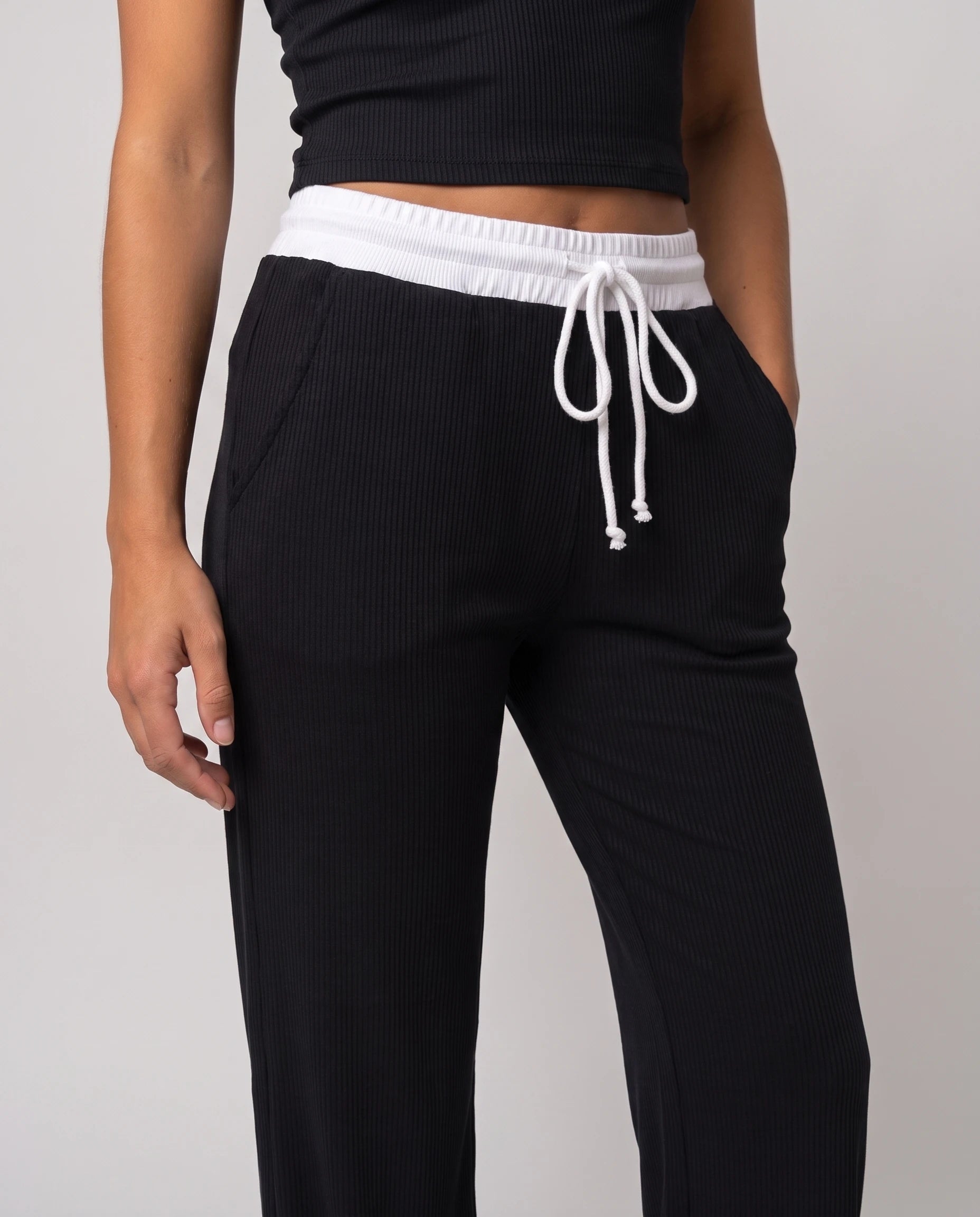Ensemble crop top et pantalon côtelé Ludivine — Noir — détail matière côtelée