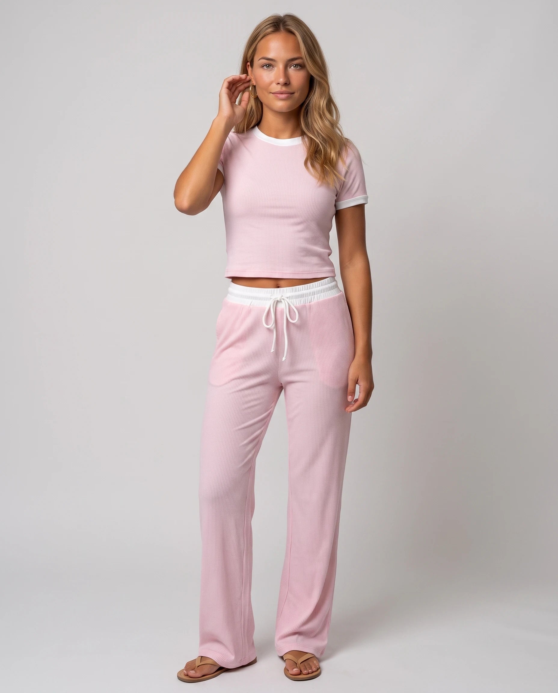 Ensemble crop top et pantalon côtelé Ludivine — Rose Poudré — vue face studio