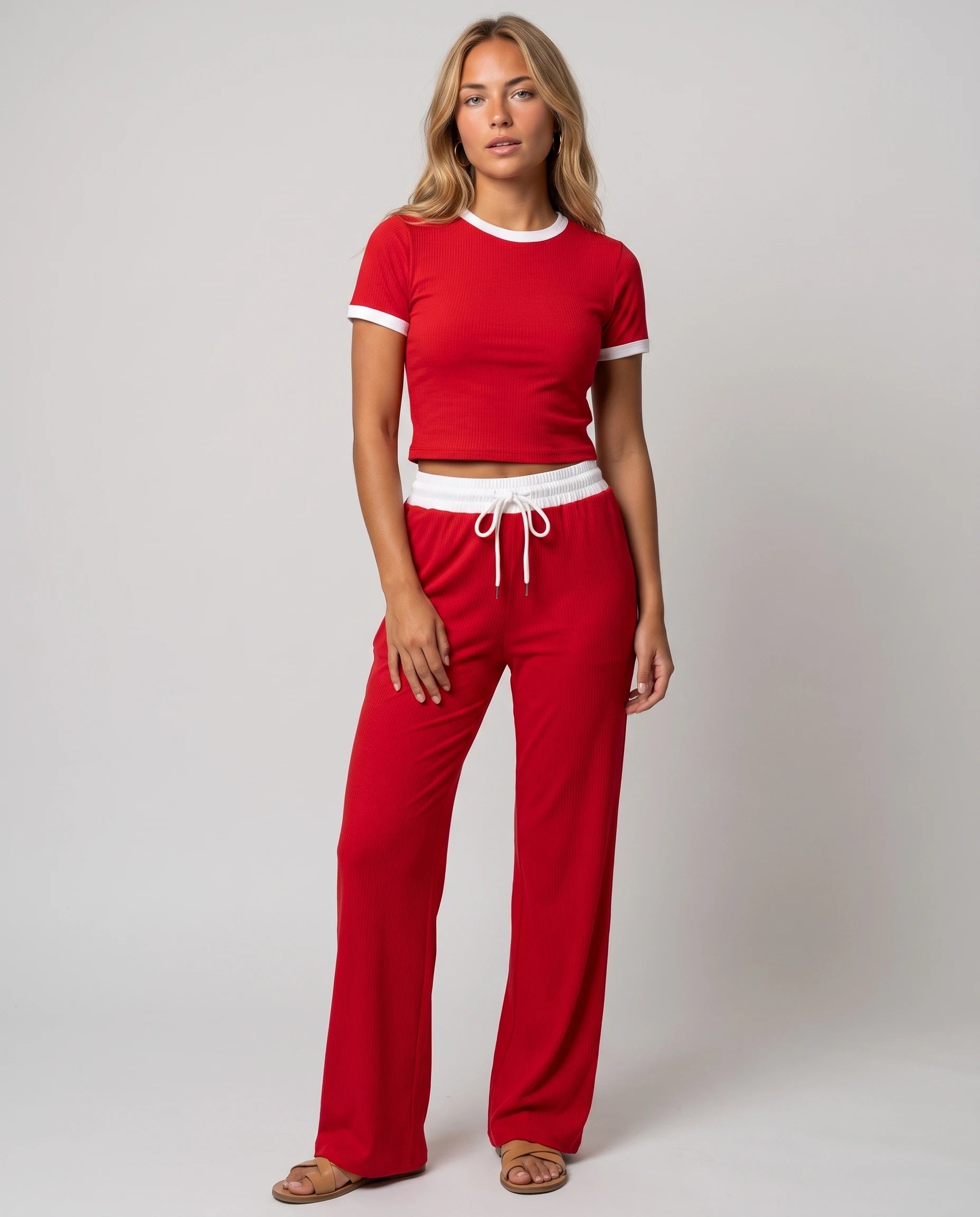 Ensemble crop top et pantalon côtelé Ludivine — Rouge — vue face studio