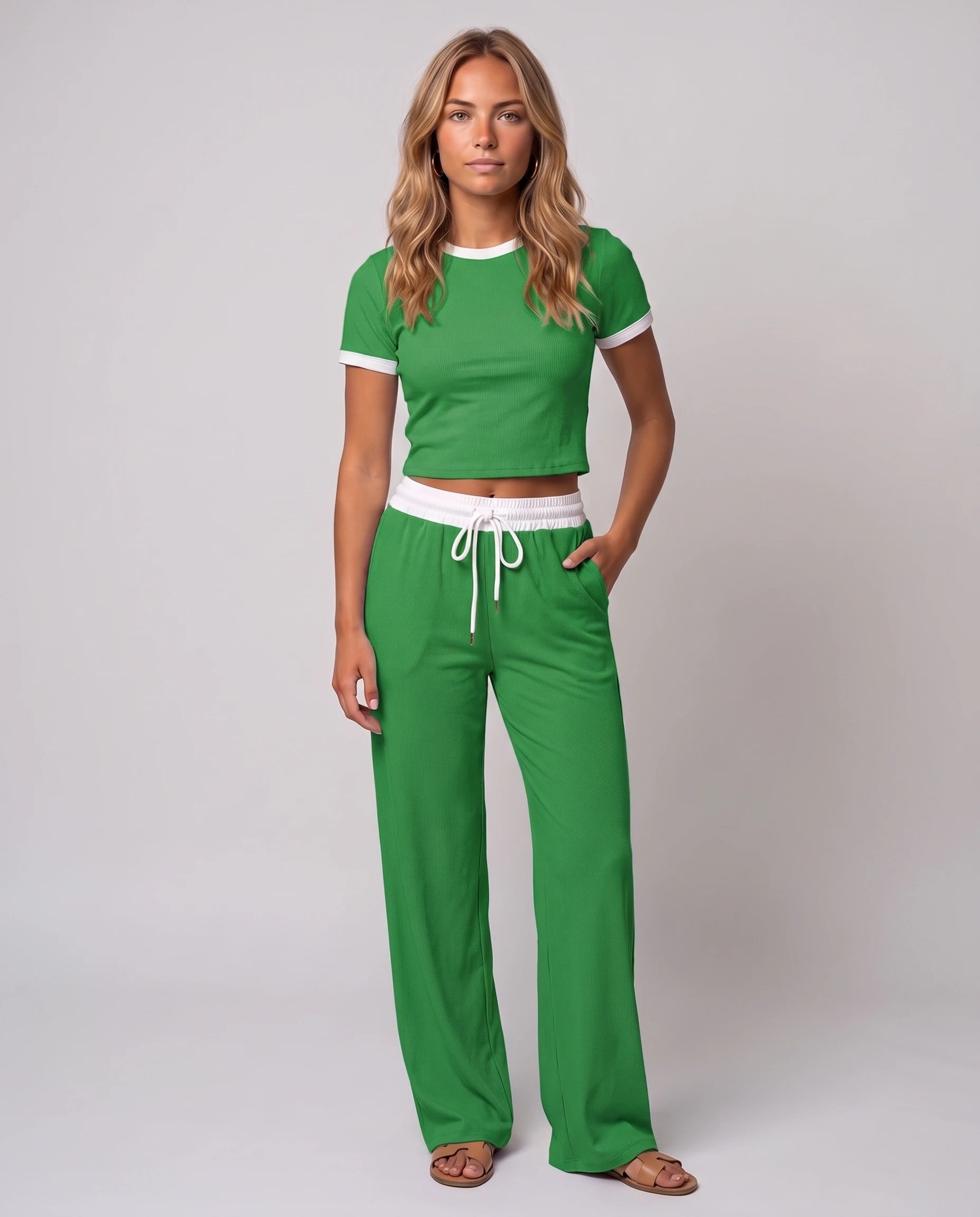 Ensemble crop top et pantalon côtelé Ludivine — Vert Gazon — vue face studio