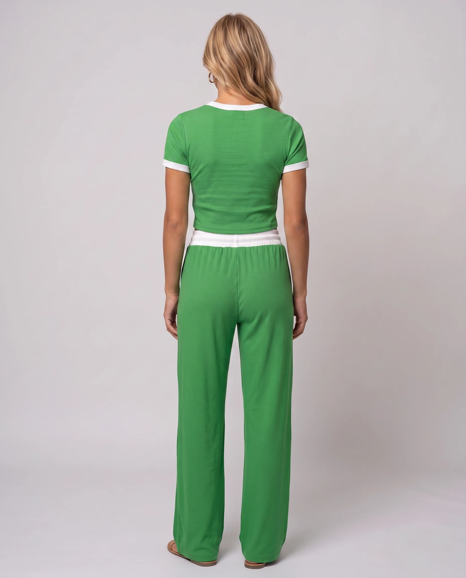 Ensemble crop top et pantalon côtelé Ludivine — Vert Gazon — vue dos studio