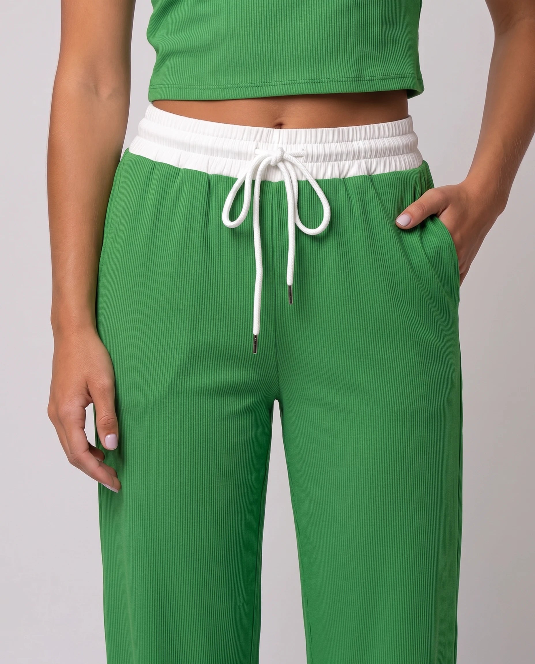 Ensemble crop top et pantalon côtelé Ludivine — Vert Gazon — détail ceinture contrastante et matière côtelée