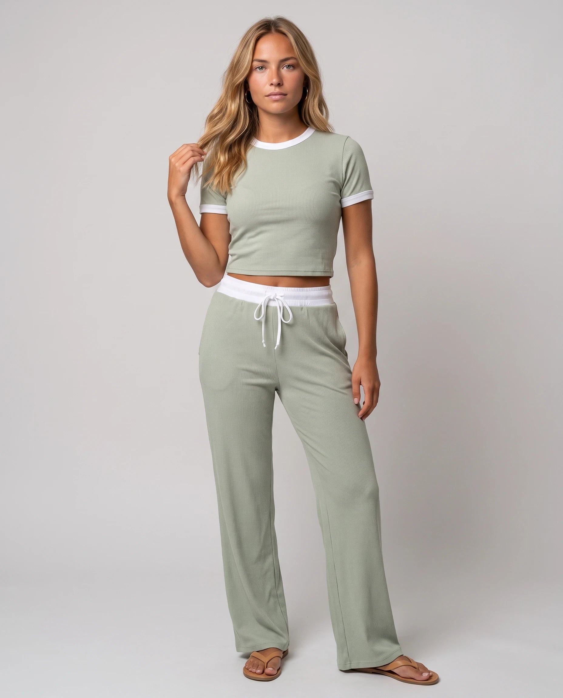 Ensemble crop top et pantalon côtelé Ludivine — Vert sauge — vue face studio