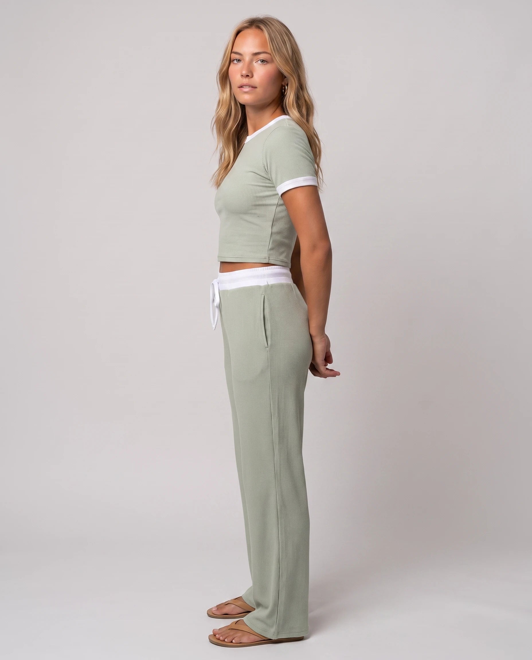 Ensemble crop top et pantalon côtelé Ludivine — Vert sauge — vue studio pose