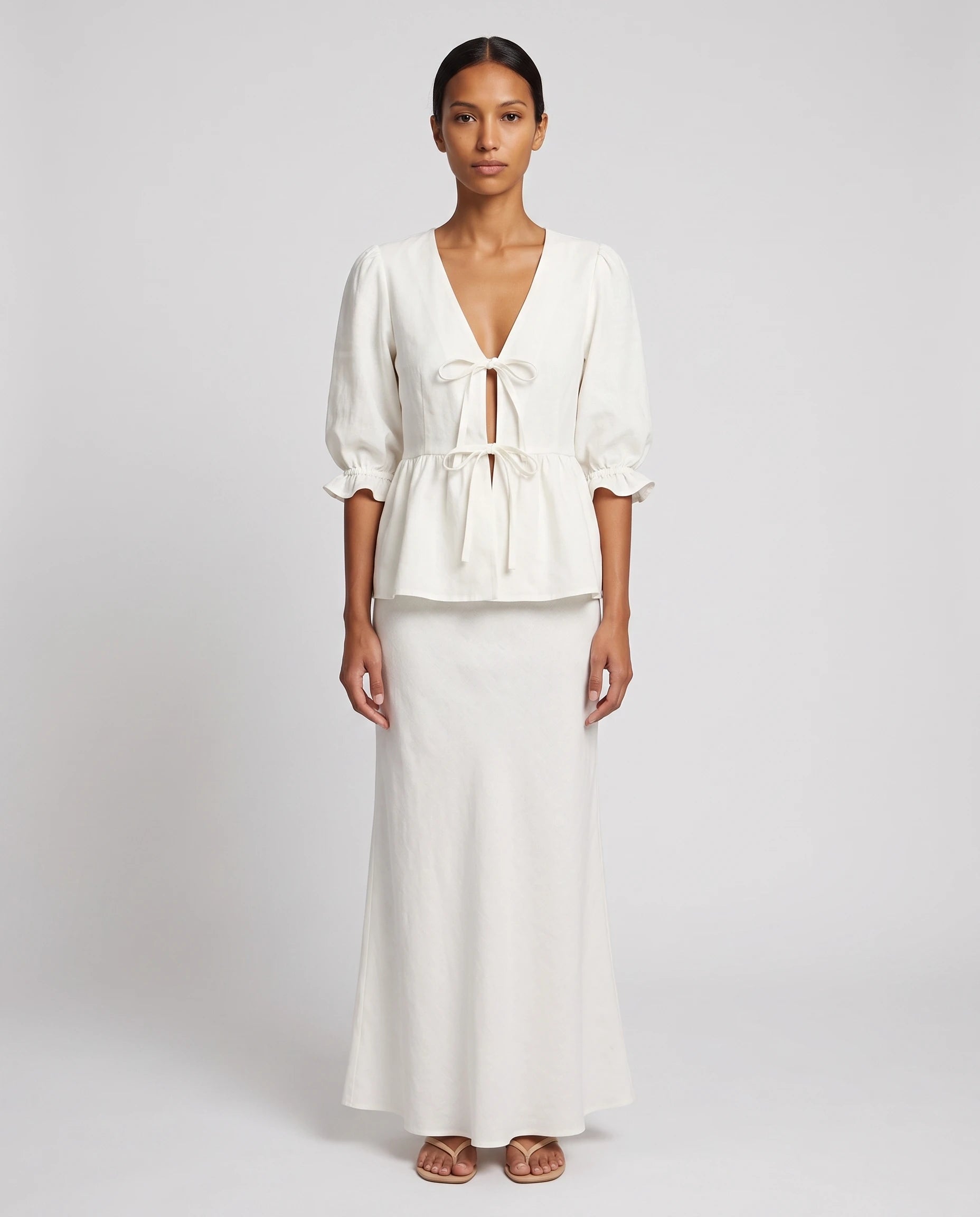 Ensemble blouse nouée et jupe longue en coton Roselyne — Blanc, vue de face studio