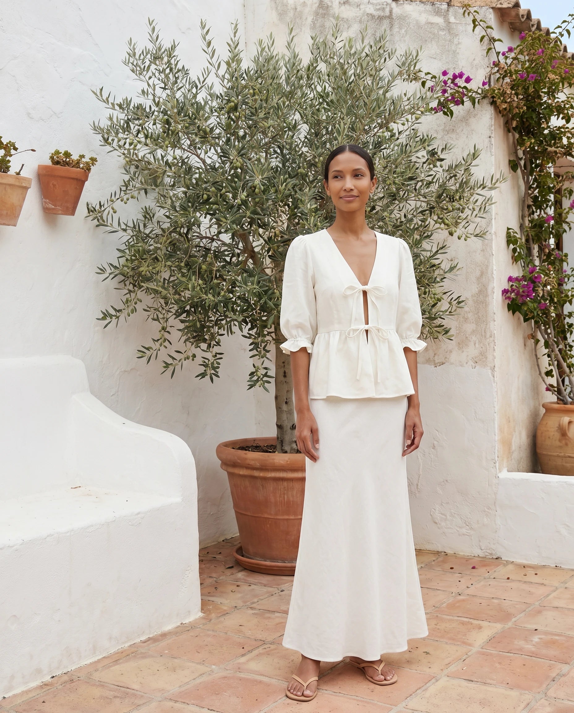Ensemble blouse nouée et jupe longue en coton Roselyne — Blanc, en situation