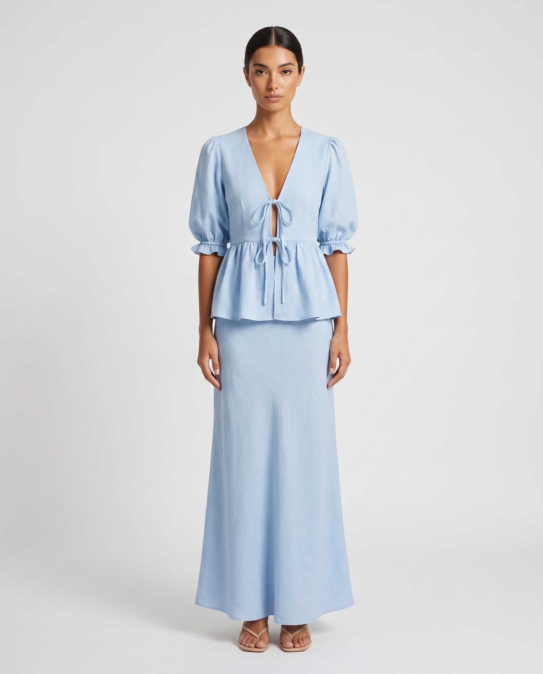 Ensemble blouse nouée et jupe longue en coton Roselyne — Bleu Ciel, vue de face studio