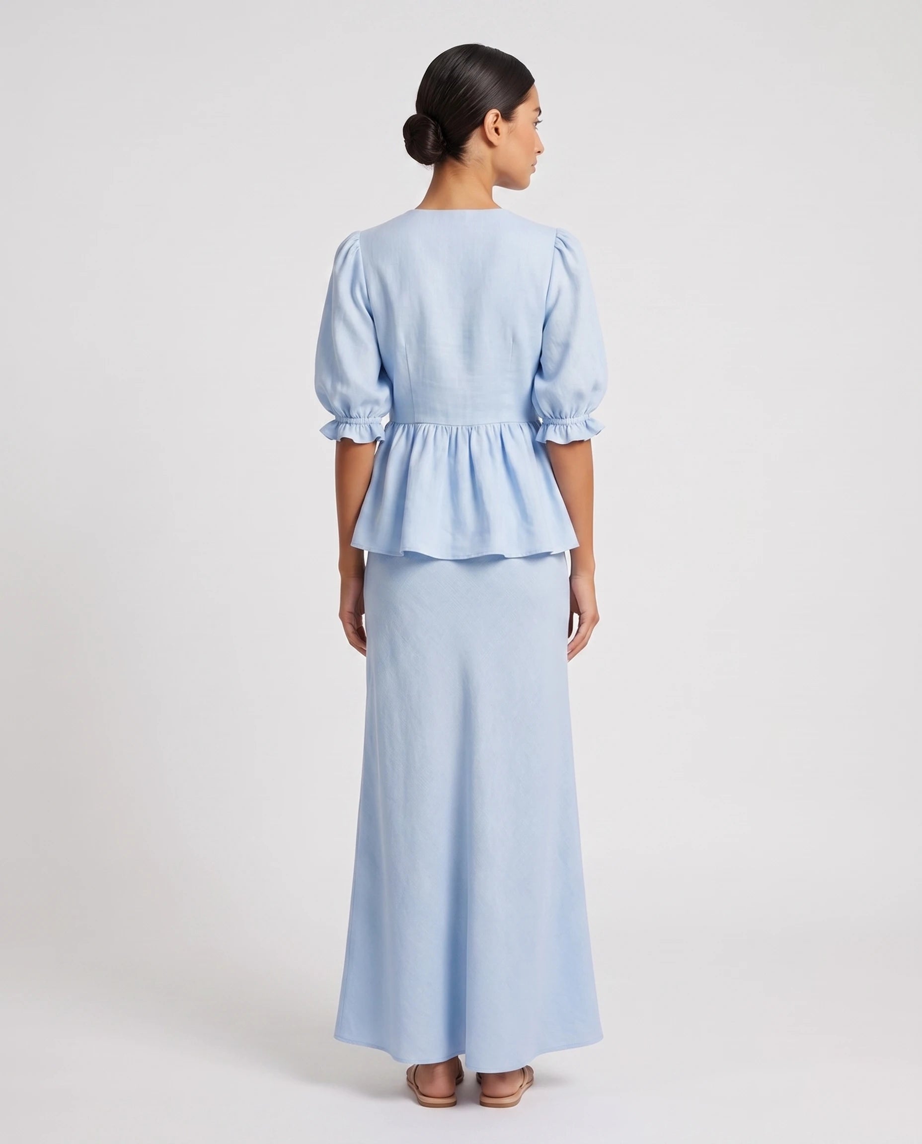 Ensemble blouse nouée et jupe longue en coton Roselyne — Bleu Ciel, vue de dos