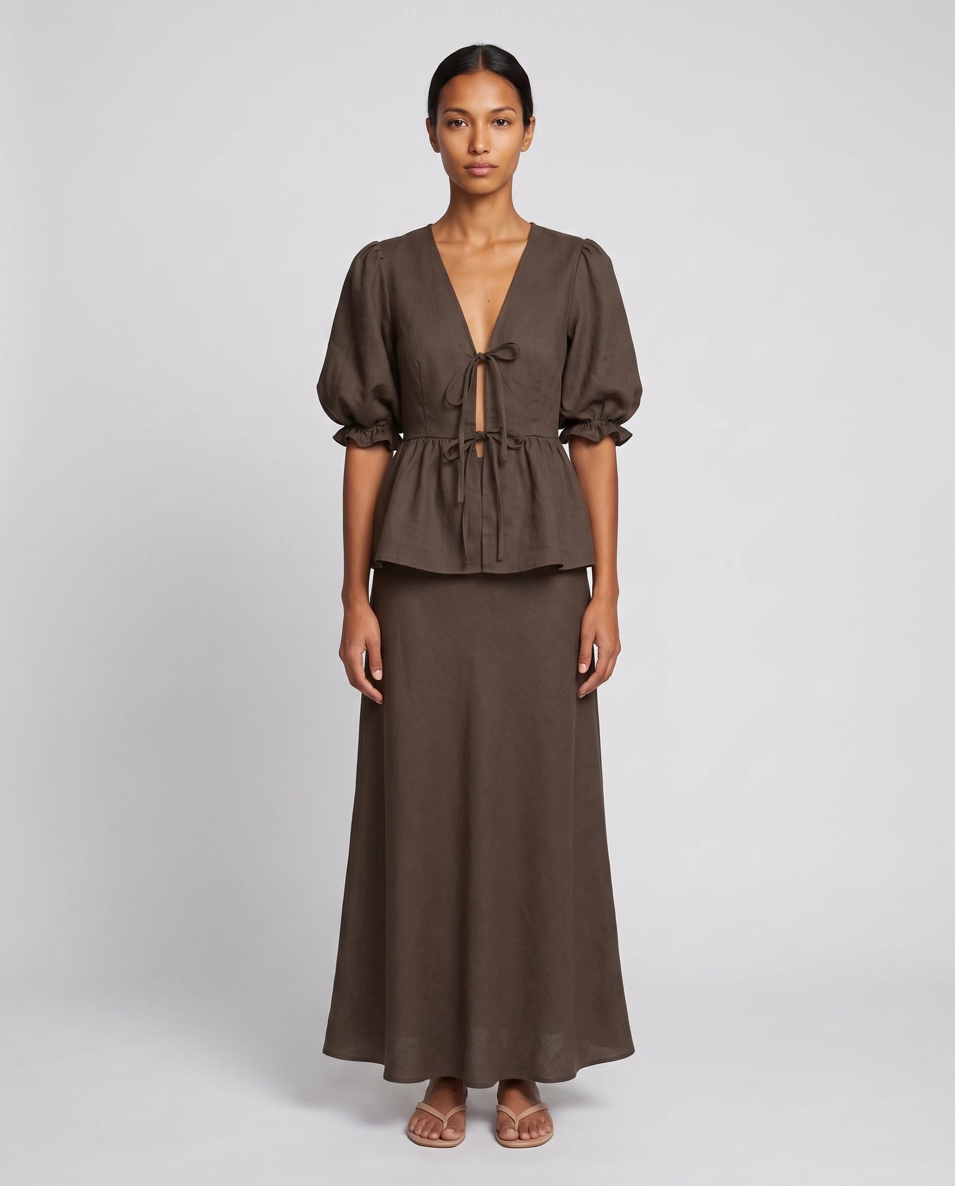 Ensemble blouse nouée et jupe longue en coton Roselyne — Café, vue de face studio