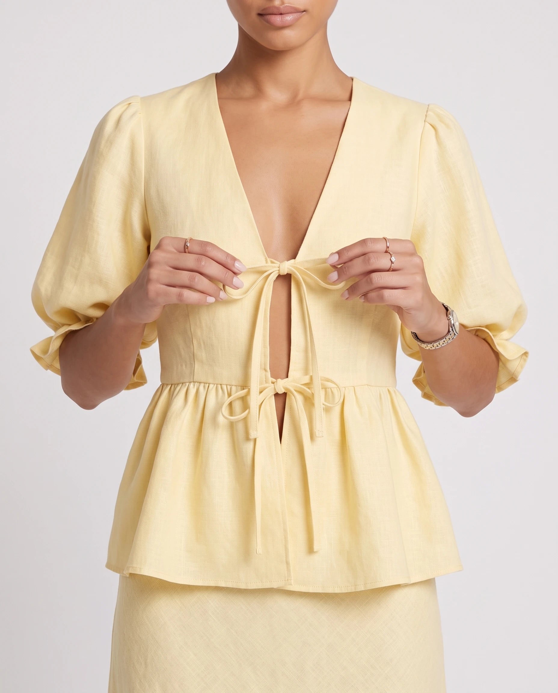 Ensemble blouse nouée et jupe longue en coton Roselyne — Jaune Pâle, détail des nœuds et manches bulles