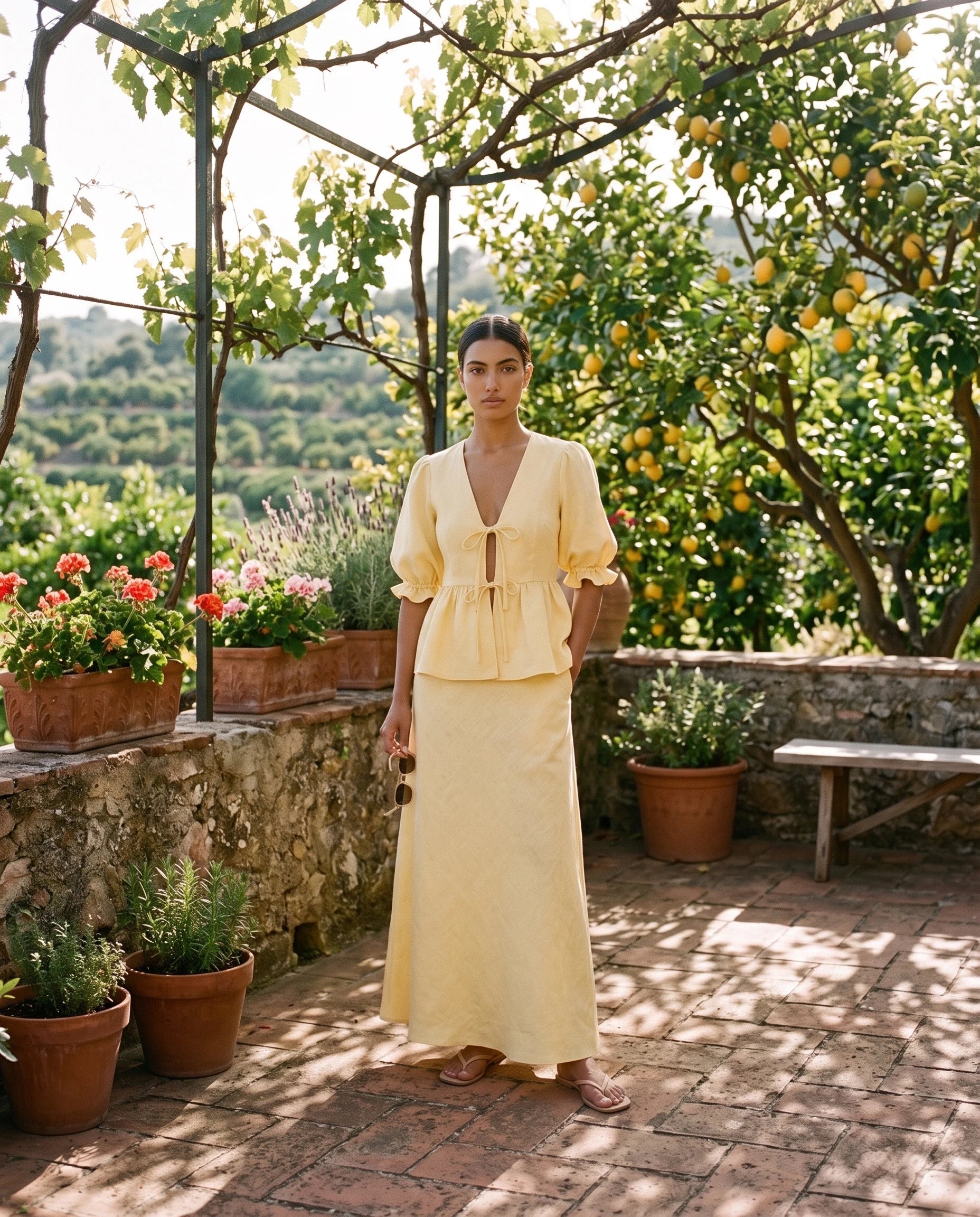 Ensemble blouse nouée et jupe longue en coton Roselyne — Jaune Pâle, en situation